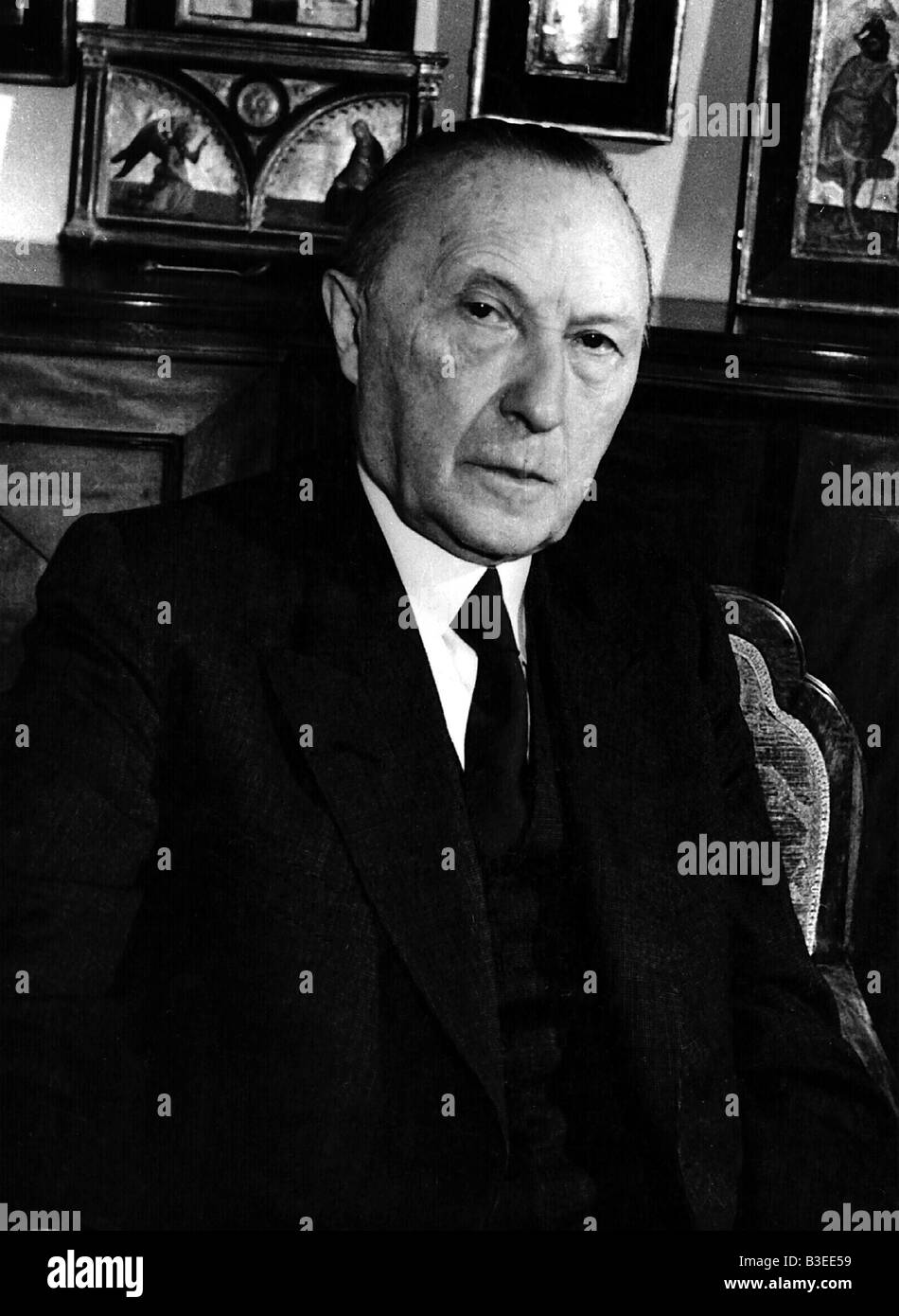 Adenauer, Konrad, 5.1.1876 - 19.4.1967, deutscher Politiker (CDU), Bundeskanzler 15.9.1949 - 16.10.1963, halbe Länge, 1950er, 50er Jahre, Stockfoto