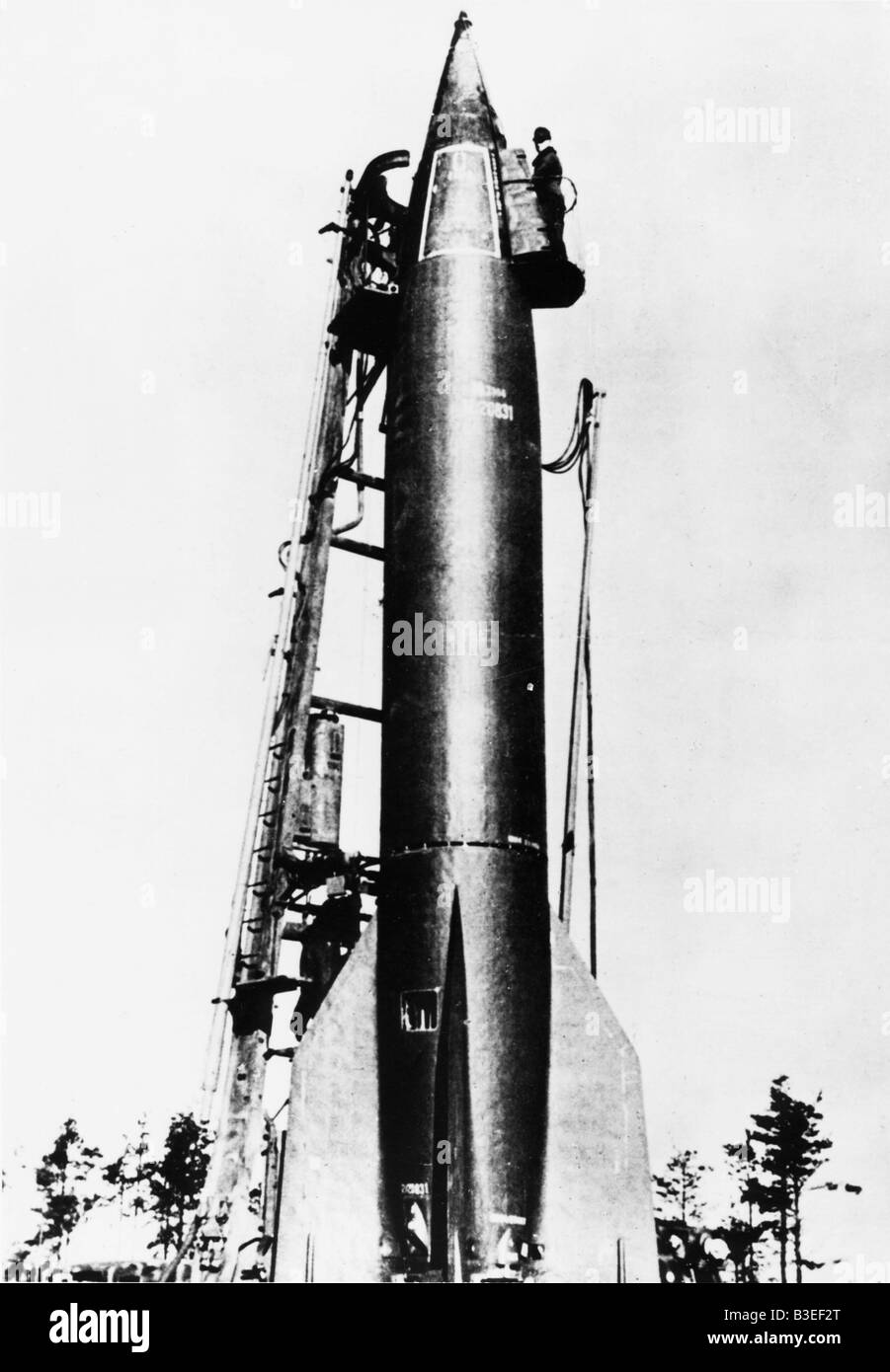 Füllung-Up einer V2-Rakete / 1944 Stockfoto