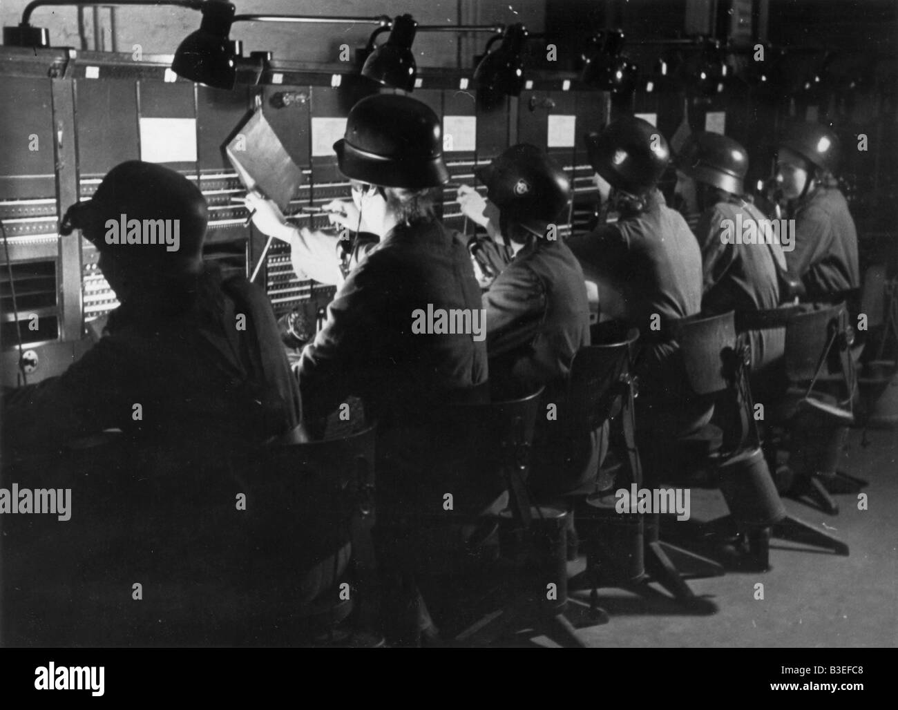 Telefonisten bei Bombenangriff zu warnen., 1943 Stockfoto
