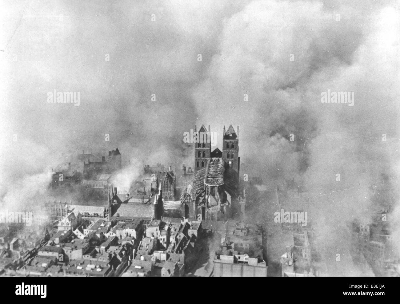 Marienkirche während eines Luftangriffs Stockfoto