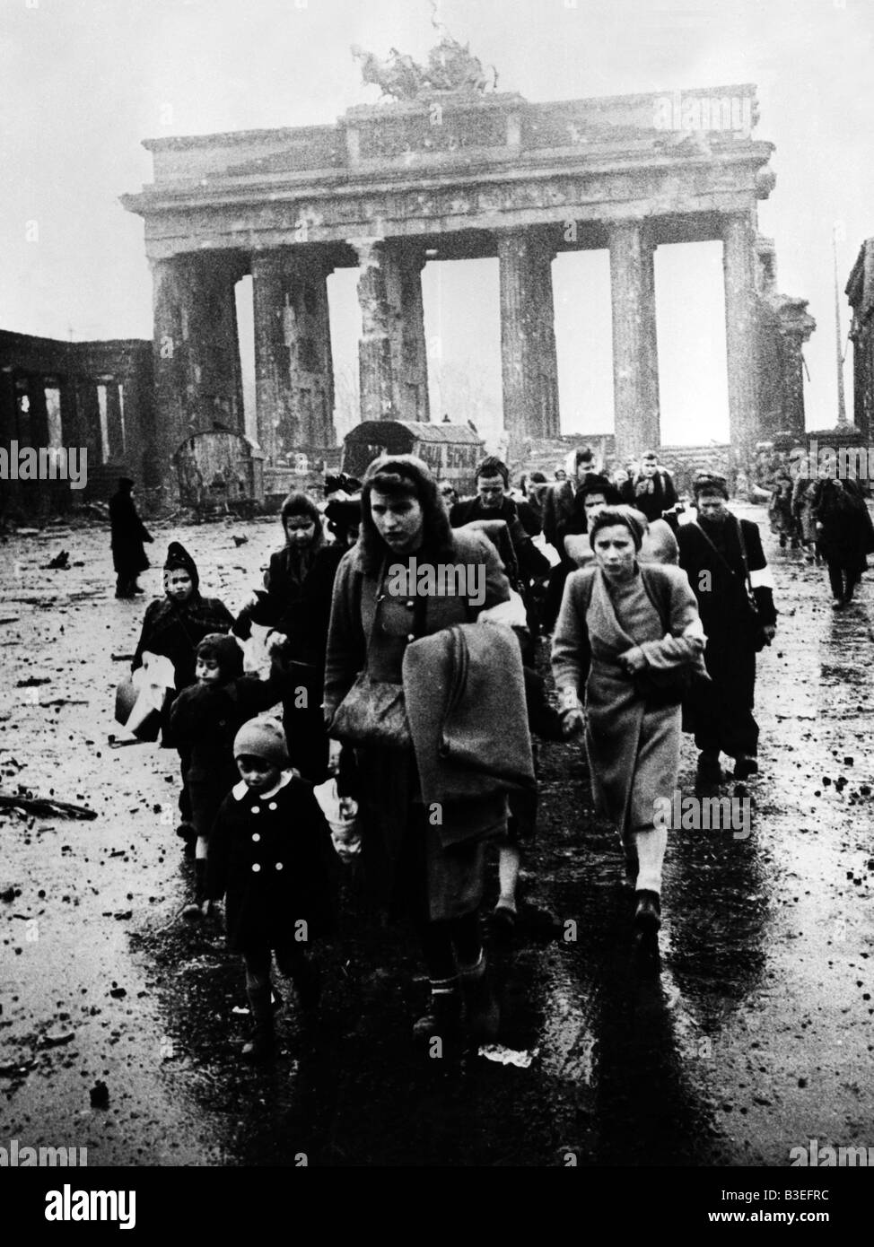 Menschen am Brandenburger Tor / Berlin / 1945 Stockfoto
