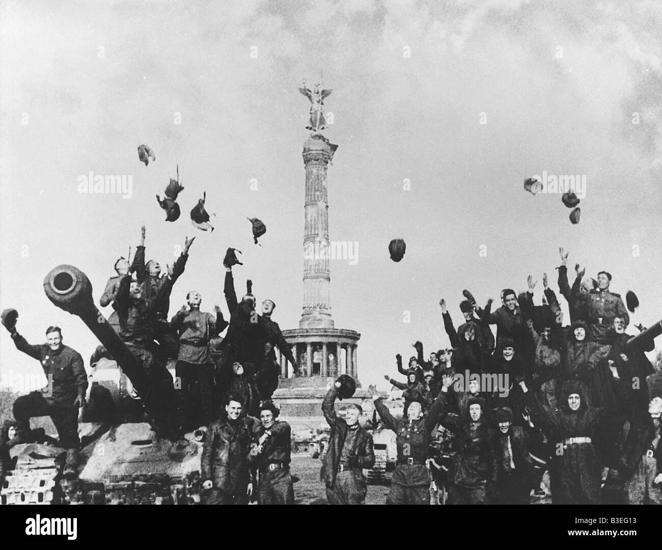 Jubelnder sowjetischer Truppen / Berlin / 1945 Stockfoto