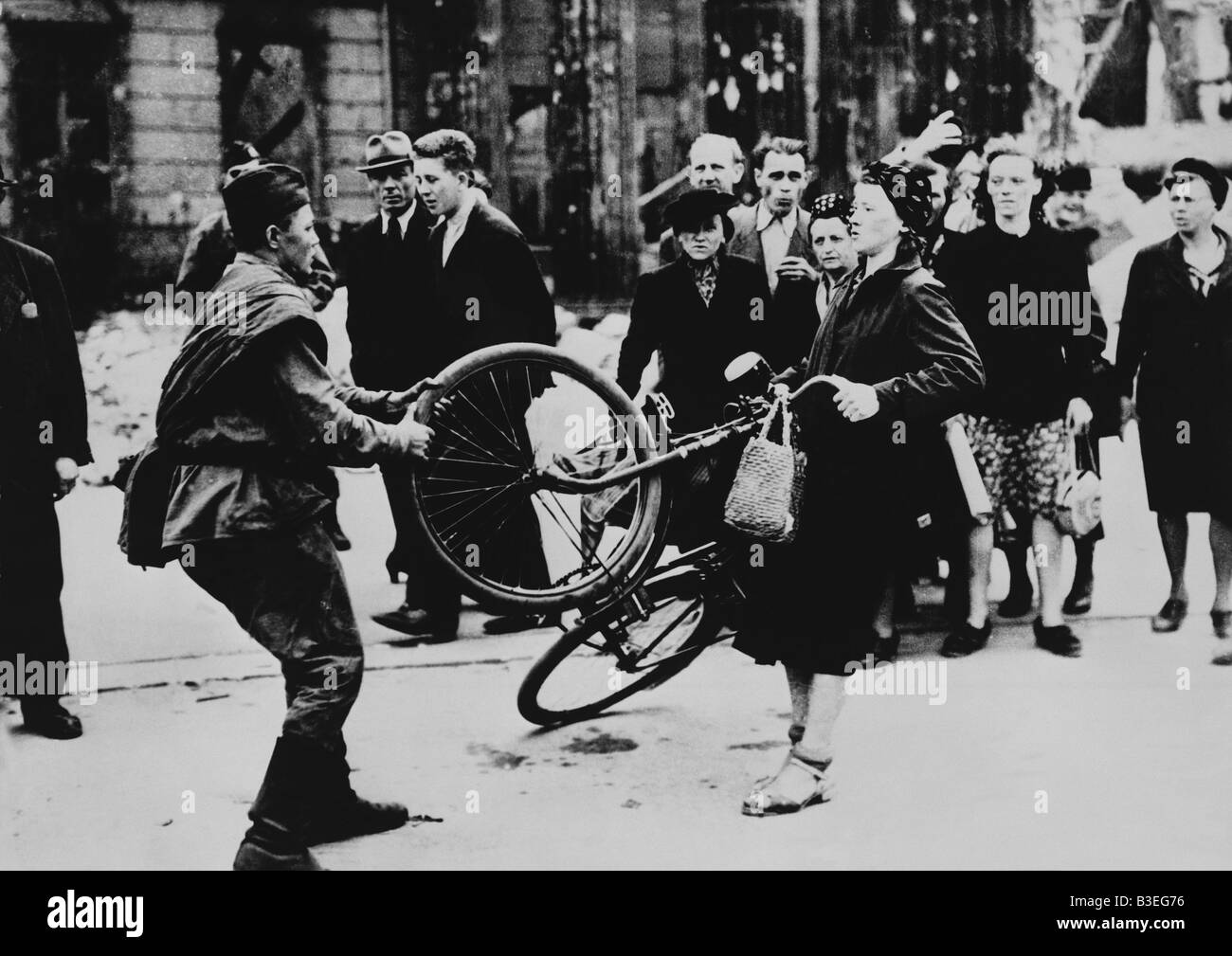 Sowjetische Soldaten und Berlinerin / 1945 Stockfoto