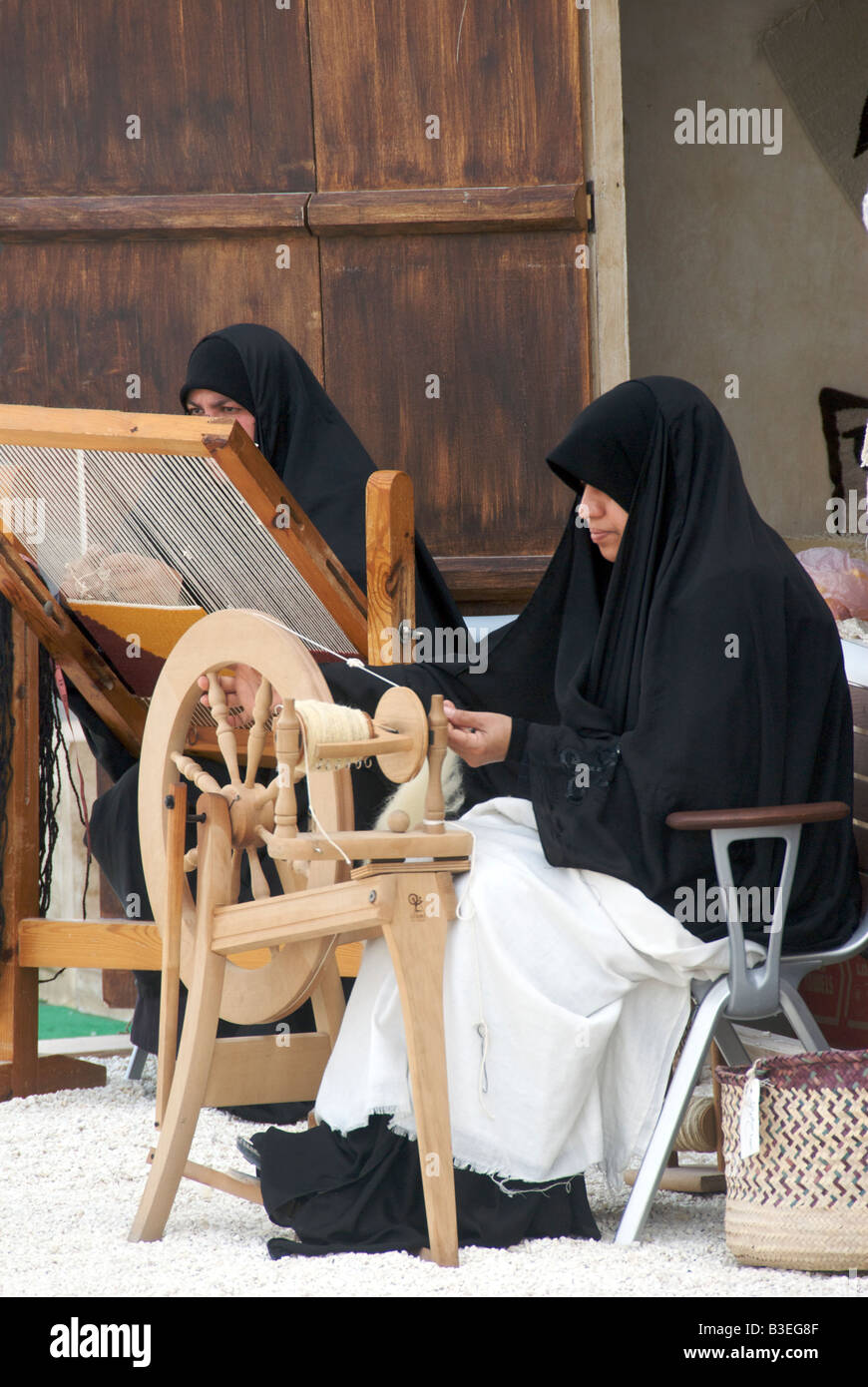 Frau, Spinnen und Weben zu Fuß betrieben Spinnrad Bahrain Stockfoto