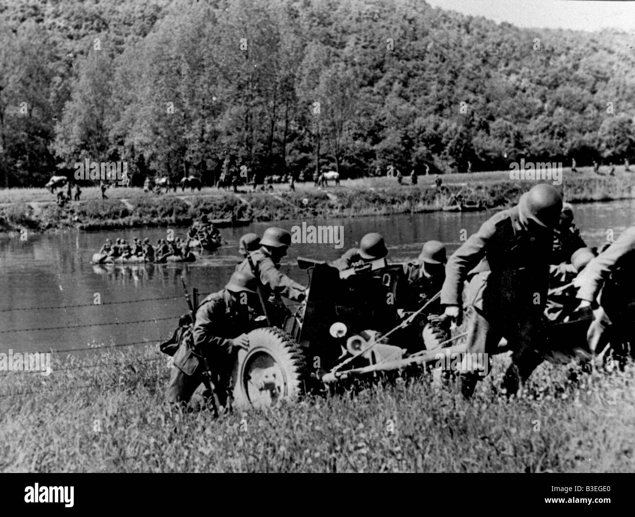 September 1939 / Artillerie über Fluss Stockfoto