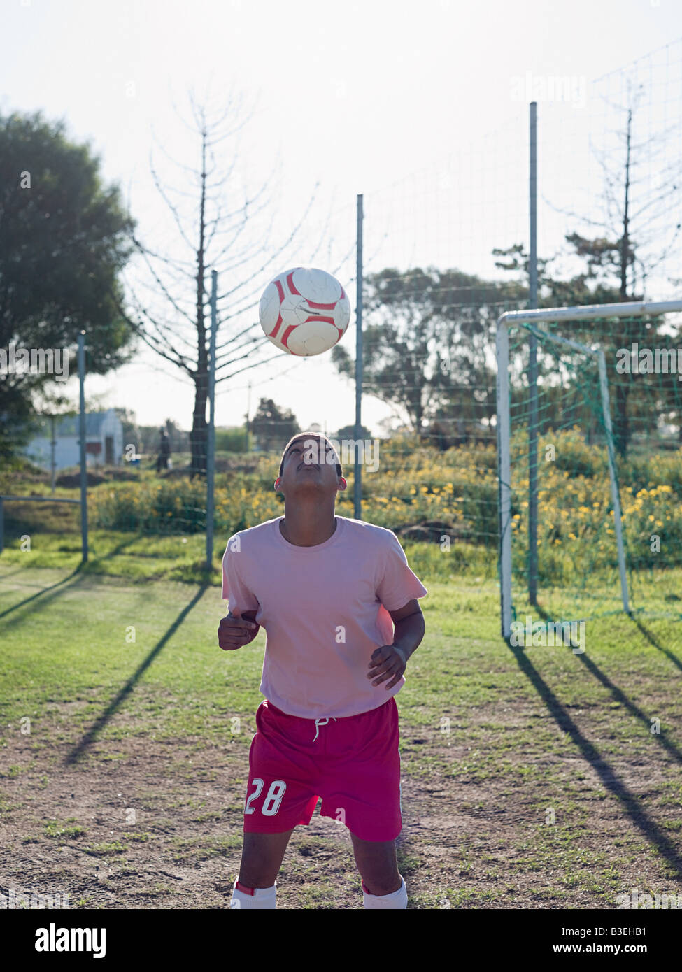 Fußballer, die den Ball in Richtung Stockfoto