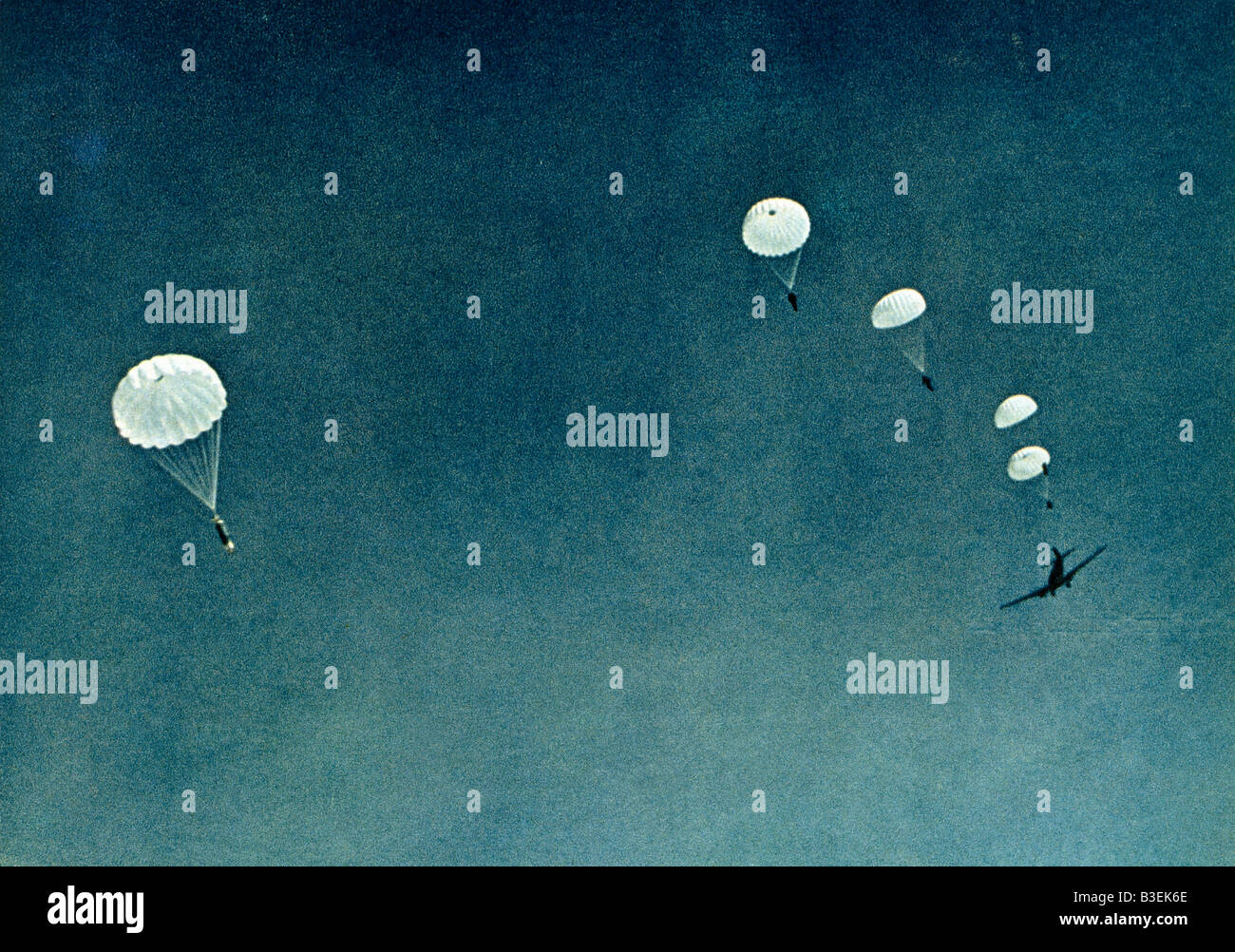 Parachuters über Crete/1941/Foto. Stockfoto