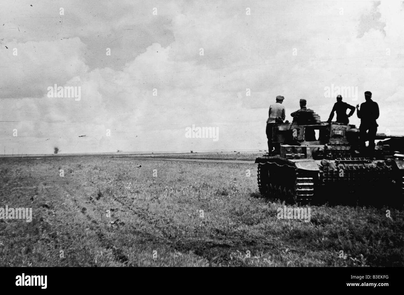 Panzerbesatzung Granade/1942 beobachten. Stockfoto