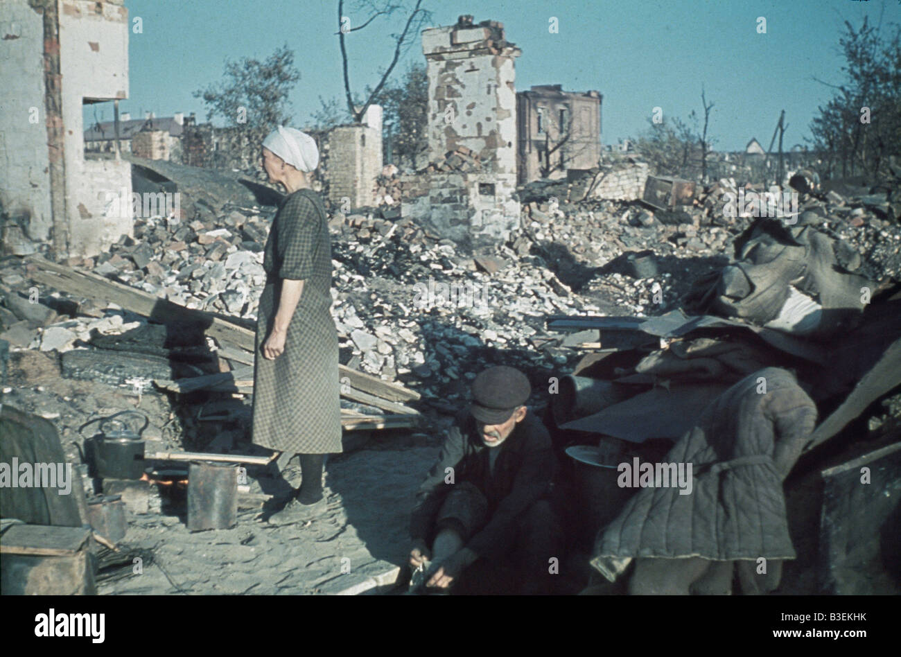 Stalingrad Bewohner unter den Ruinen Stockfoto