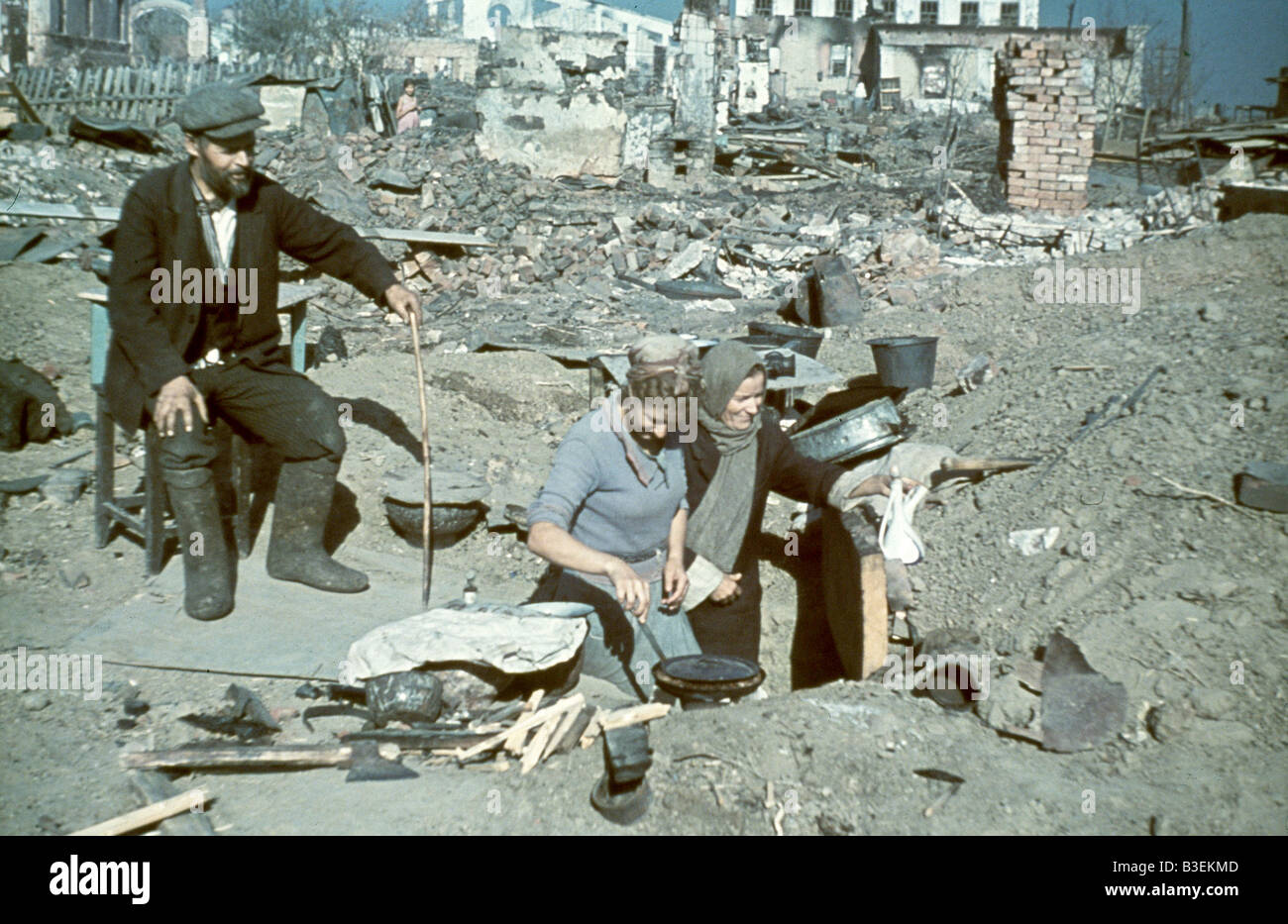 Einwohner in Stalingrad Ruinen/1942. Stockfoto