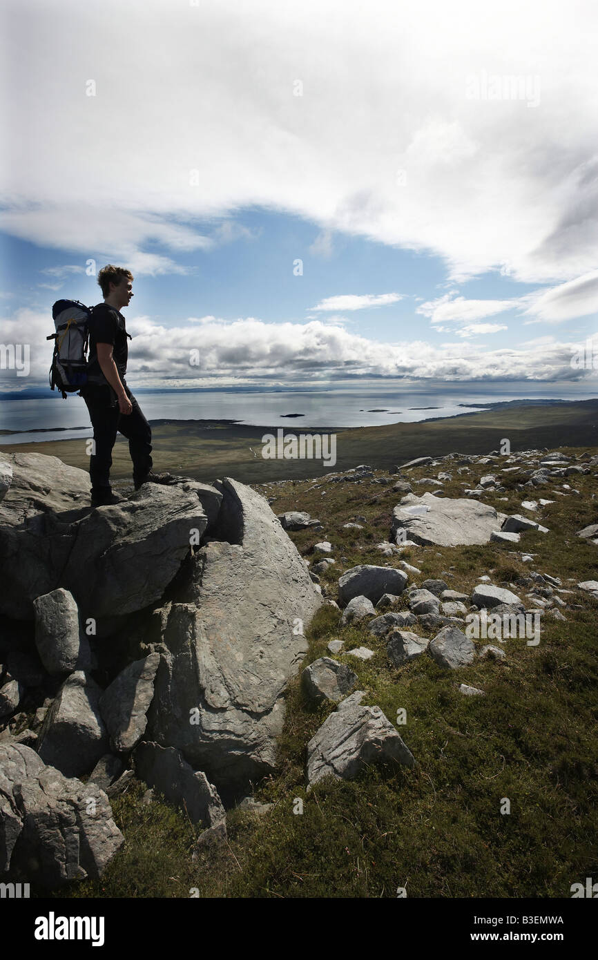 Walker, dabei den Blick auf den Sound of Jura von Corra Bheinn Isle of Jura Inneren Hebriden Scotland UK Stockfoto