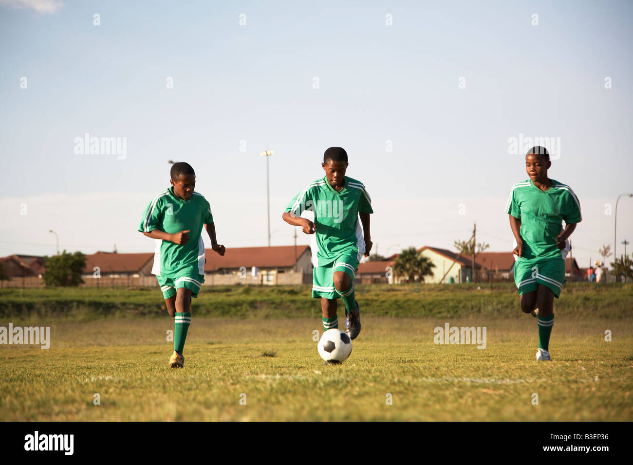 13MA-037 © Monkeyapple aFRIKA Sammlung großer Lager!  Junges Team Fußball spielen Stockfoto