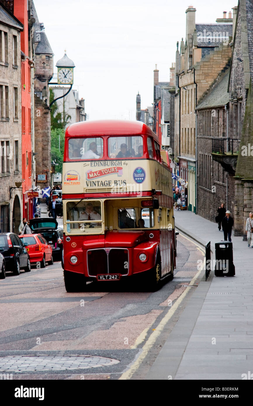 Routemaster Cabrio-Doppeldecker-Tourbus Reisen entlang der Royal Mile in Edinburgh, Schottland. Stockfoto