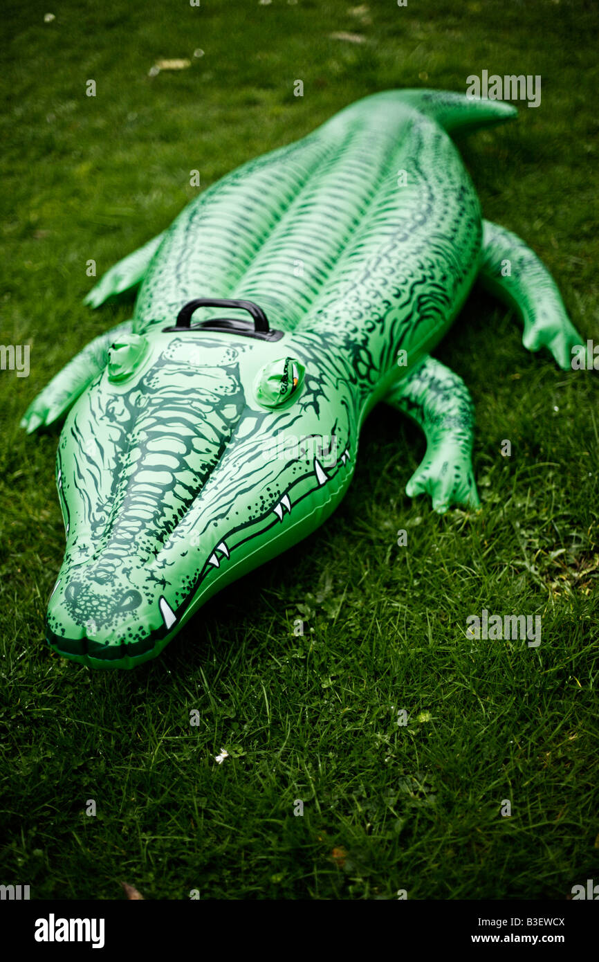 Aufblasbare Krokodil Serie Suburban Bedrohung Stockfoto