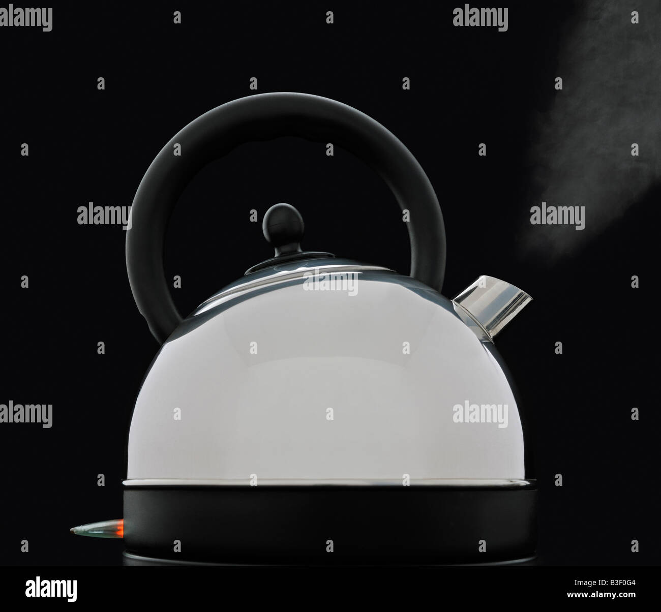 Wasserkocher gegen ein schwarzer Hintergrund Stockfoto