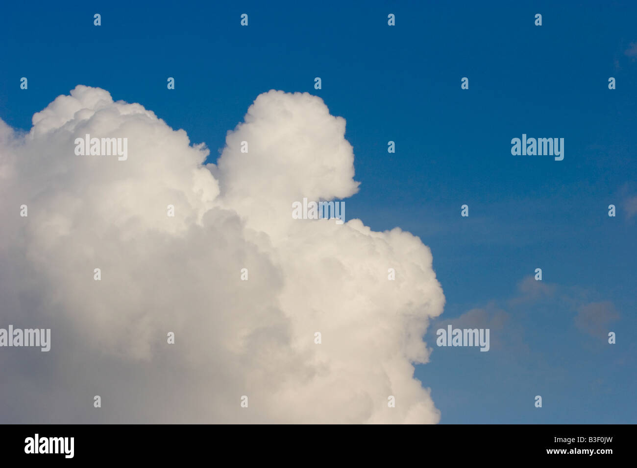 Cumulus-Wolken vor blauem Himmel, England, UK Stockfoto