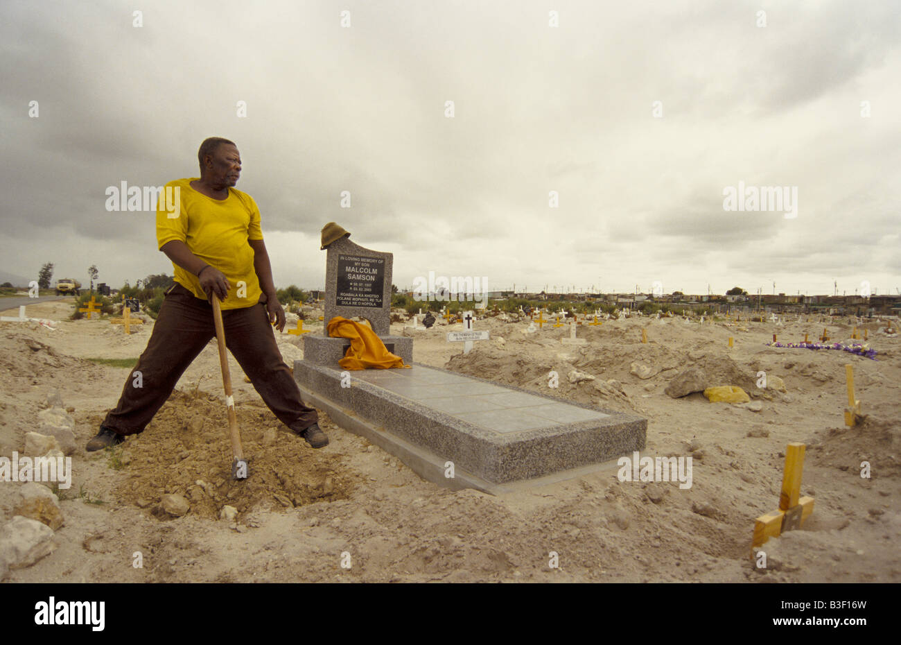Totengräber bei der Arbeit in Guguletu Township Friedhof wo Bande und Aids Todesfälle im Zusammenhang mit Cape Town-Südafrika sind weit verbreitet. Stockfoto