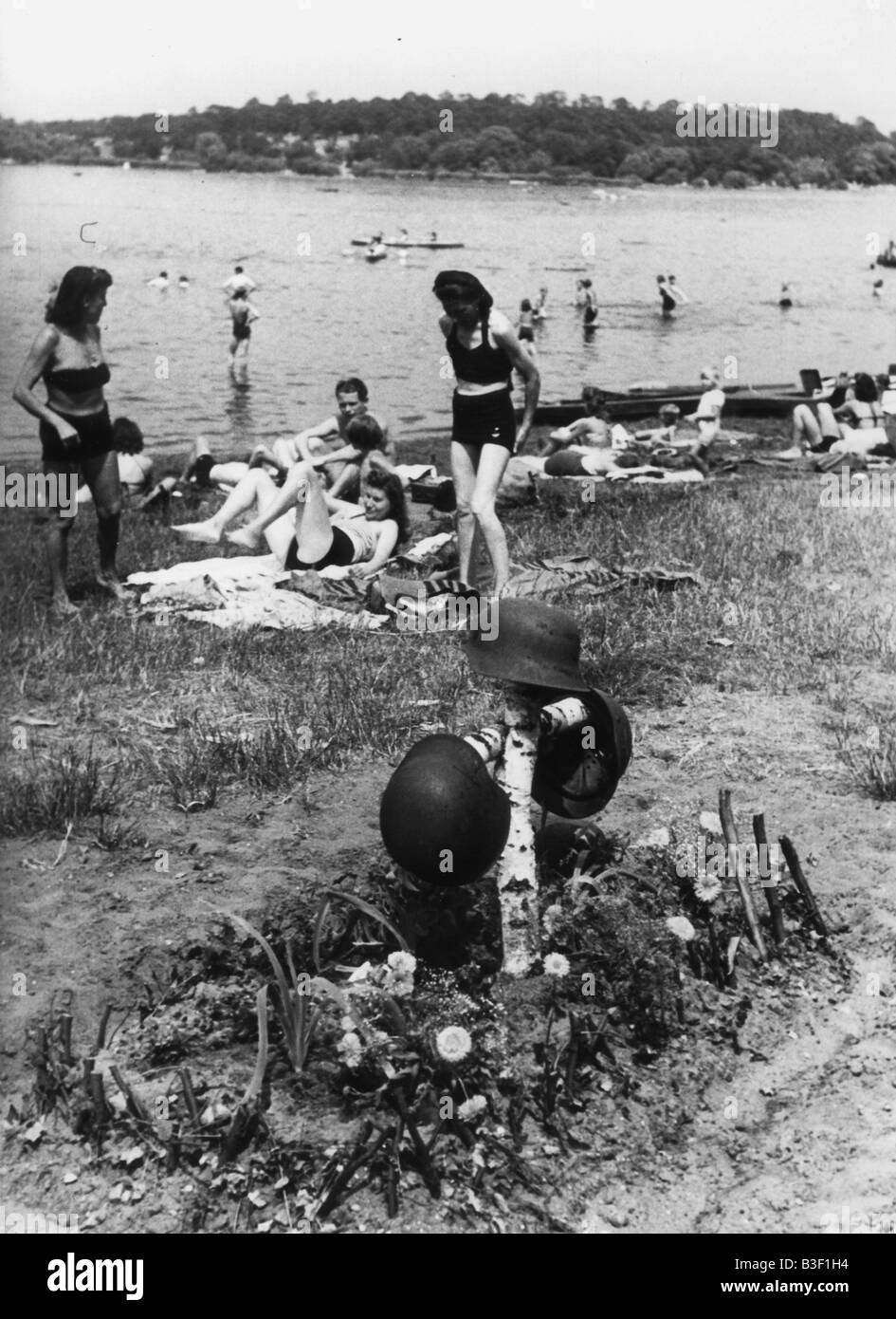 Soldatengräber an der Havel, 1945. Stockfoto
