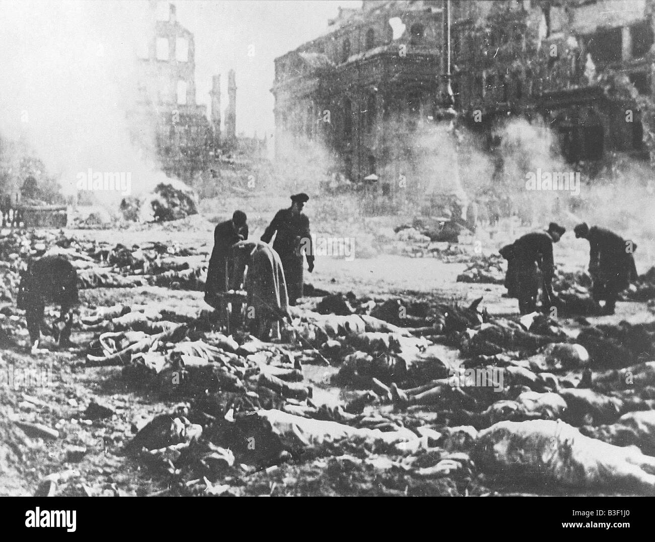 Rettungseinheiten in Dresden, 1945. Stockfoto