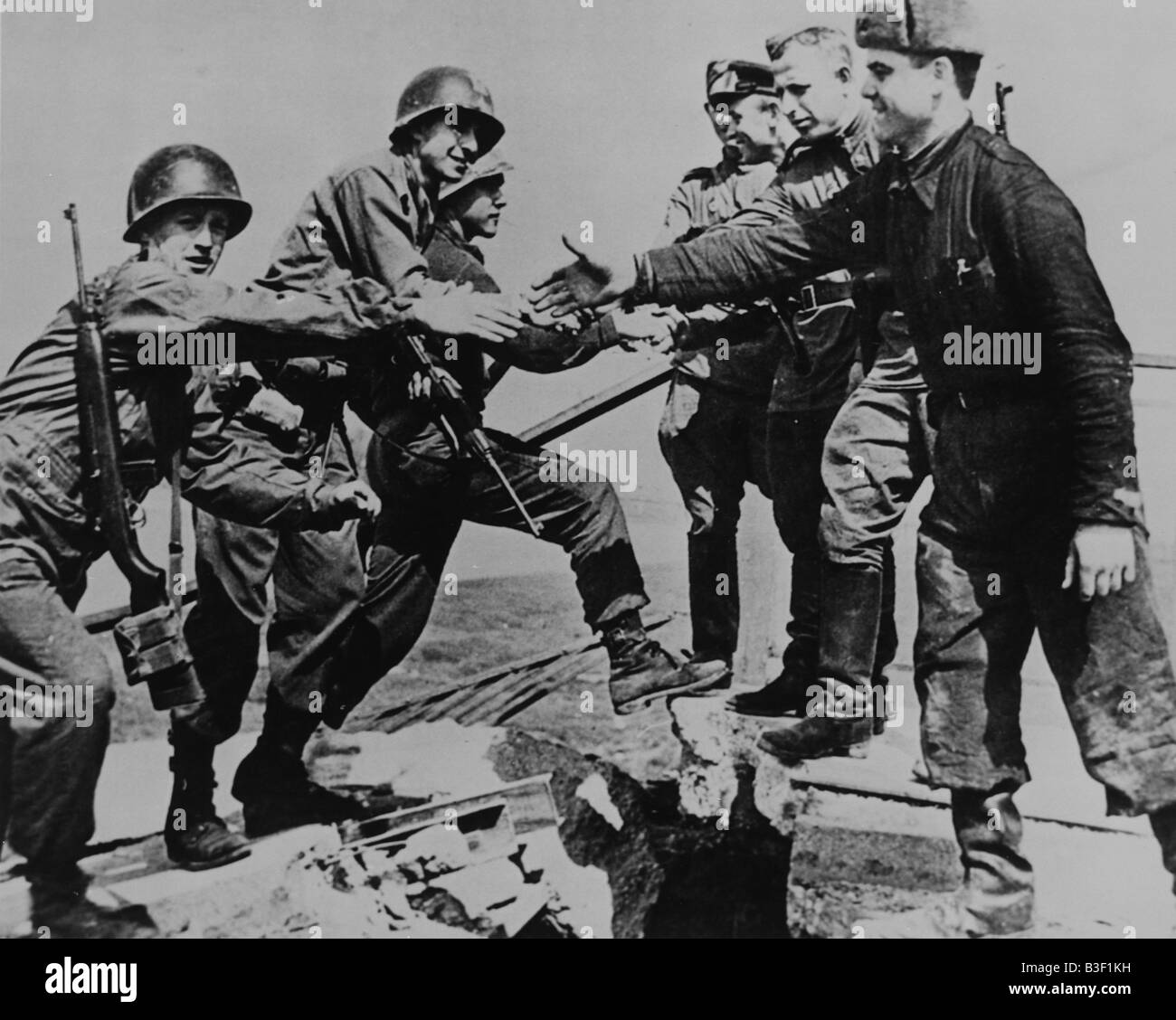 9 1945 4 25 A1 WW2 Rotarmisten und uns Soldaten Torgau 45 zweiten Weltkrieg 1939-45-Ende des Krieges fortgeschrittenen Einheiten der 1. US-Armee und Stockfoto