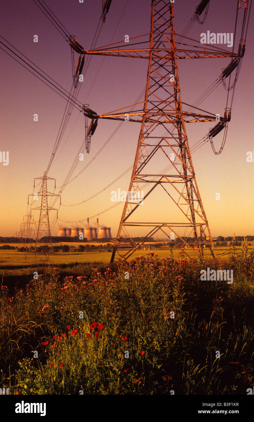 riesigen Strommasten zu Ferrybridge Kohle betriebene Kraftwerk bei Sonnenaufgang Yorkshire UK Stockfoto