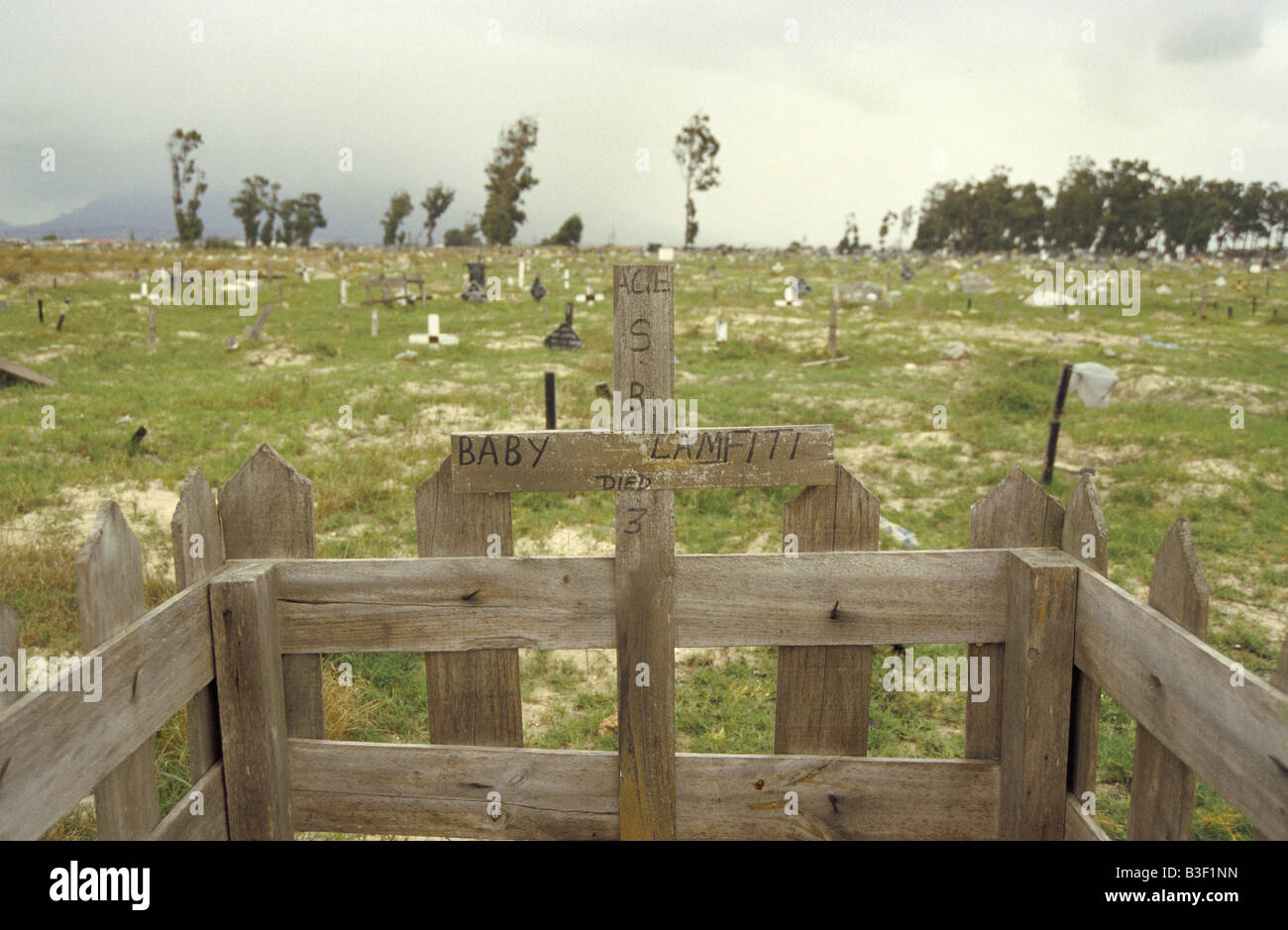 Das Grab eines jungen Kindes in Guguletu Township Friedhof wo Bande und Aids Todesfälle im Zusammenhang mit Cape Town-Südafrika sind weit verbreitet. Stockfoto