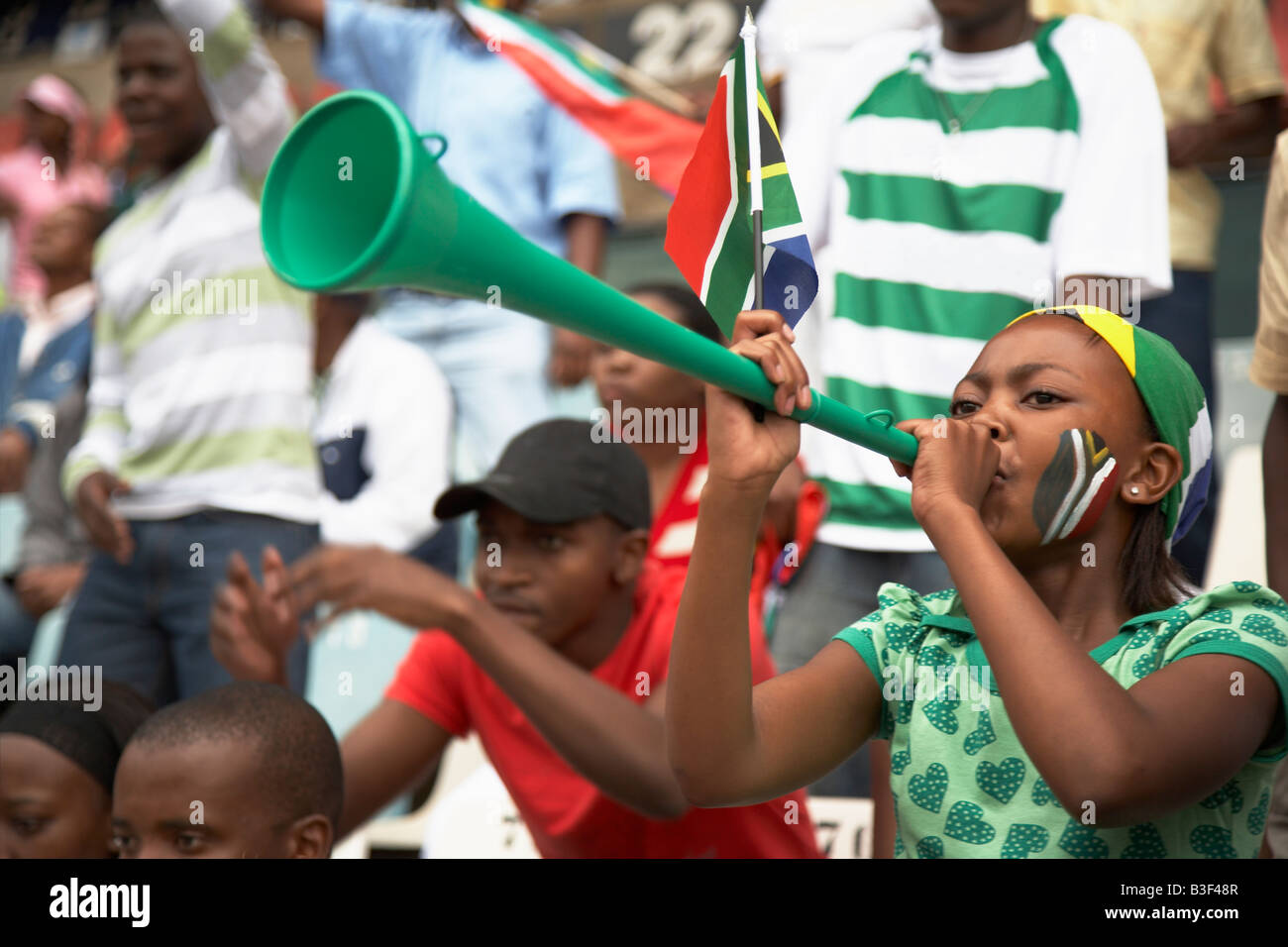 13MA-054 © Monkeyapple aFRIKA Sammlung großer Lager!  Fußball-Fan mit bemaltem Gesicht am Fußballspiel, eine Vuvuzela bläst Stockfoto
