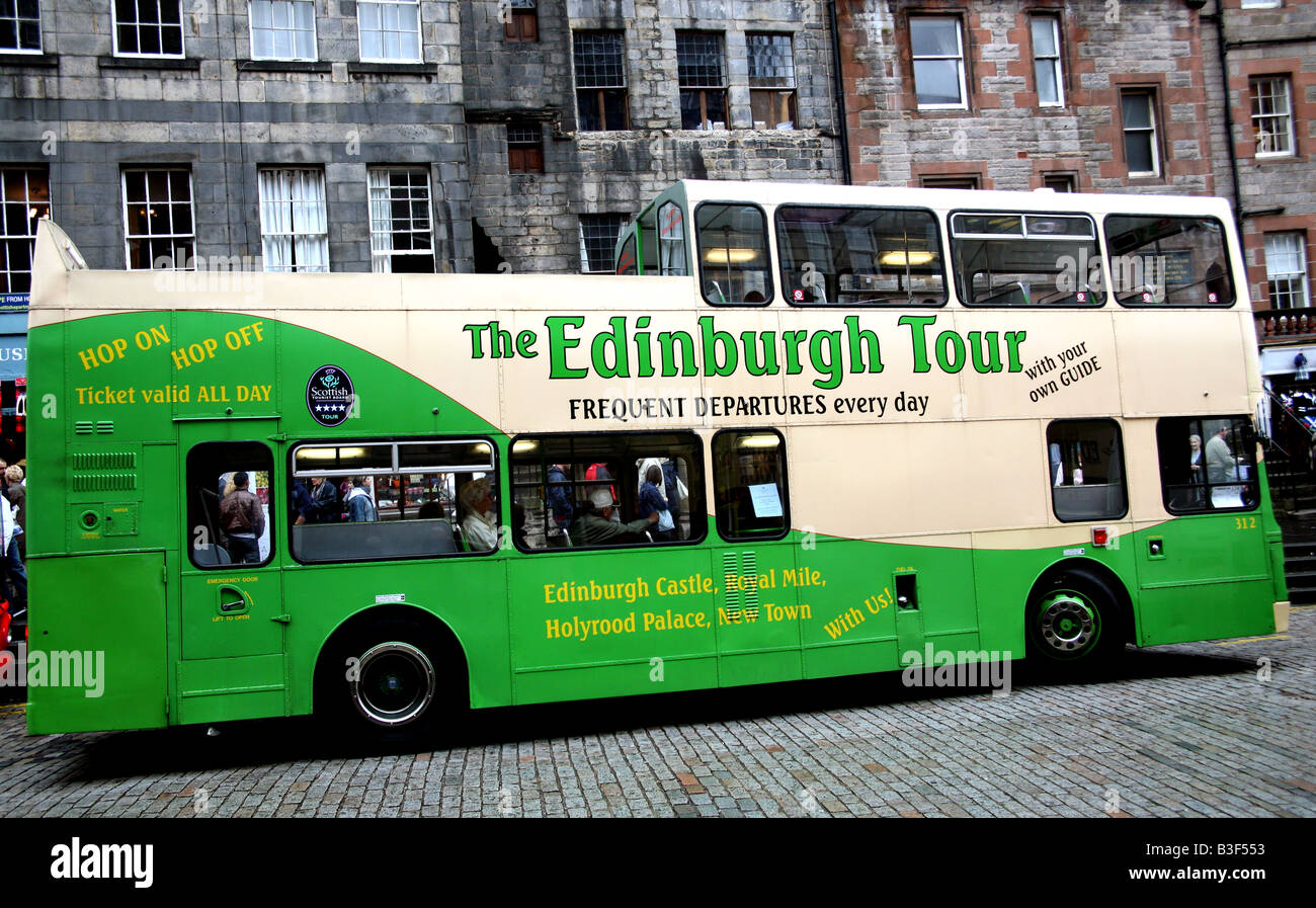 Tourismus-Sightseeing-Bus auf Edinburghs Royal Mile Stockfoto