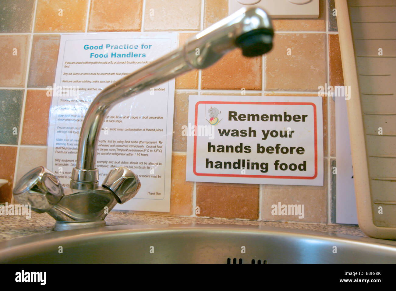 Spüle mit Händewaschen Zeichen Stockfoto
