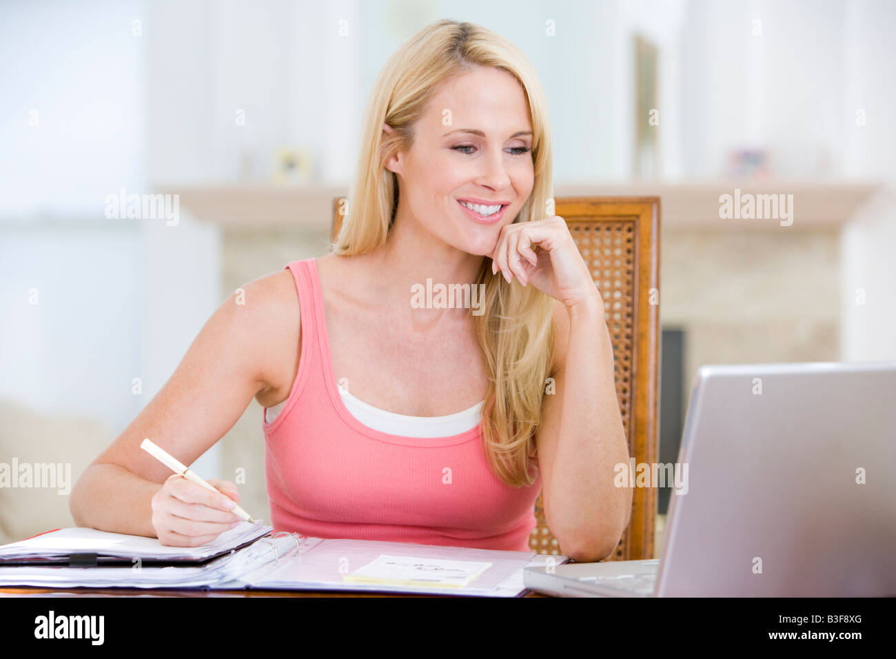Frau im Speisesaal mit Laptop lächelnd Stockfoto