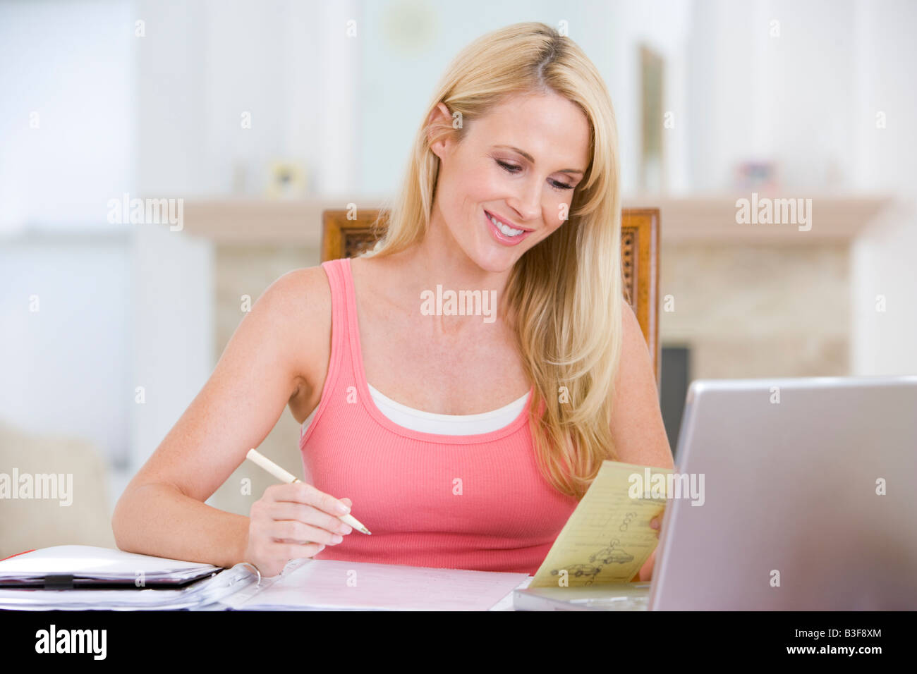 Frau im Speisesaal mit Laptop lächelnd Stockfoto