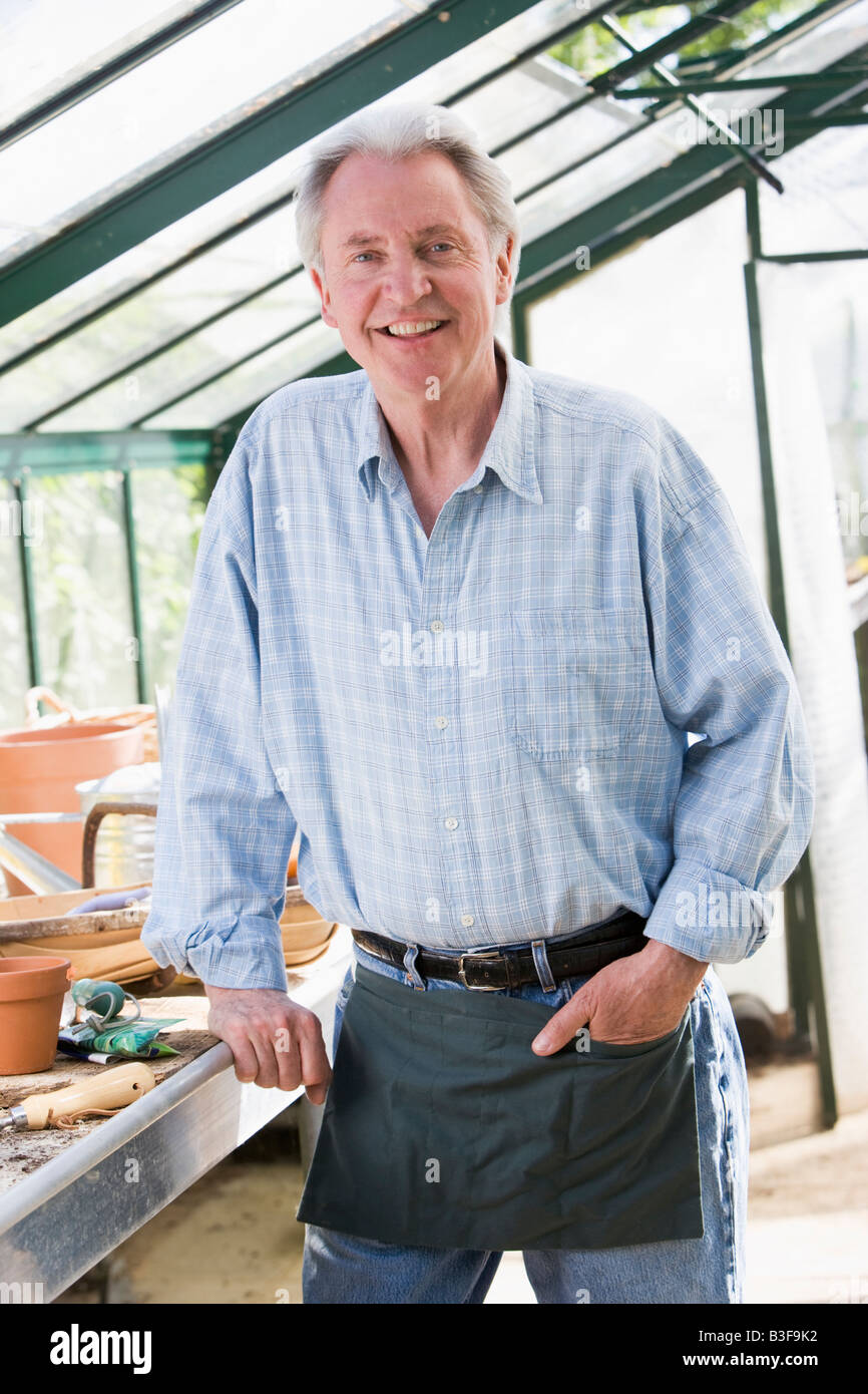 Gewächshaus lächelnder Mann in Stockfoto