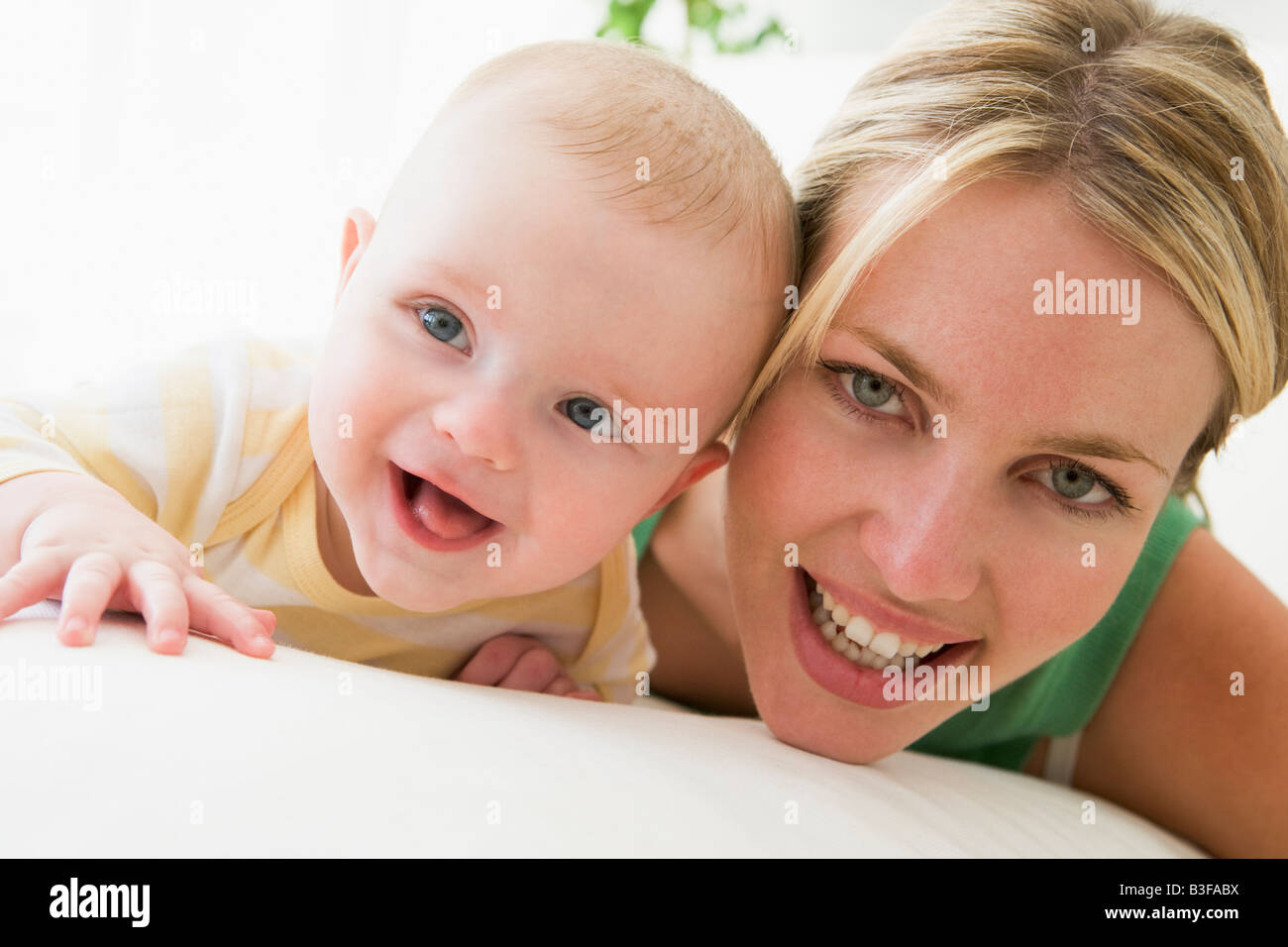 Mutter und Baby im Haus lächelnd Stockfoto