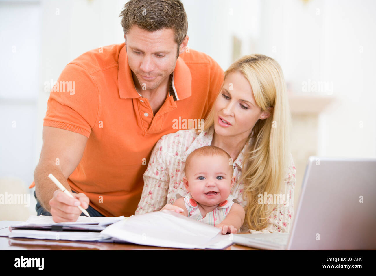 Paar und Baby im Speisesaal mit laptop Stockfoto