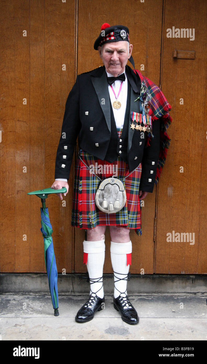 Veteran schottischen Soldaten posiert für Fotos in der Nähe von Edinburgh Castle Stockfoto