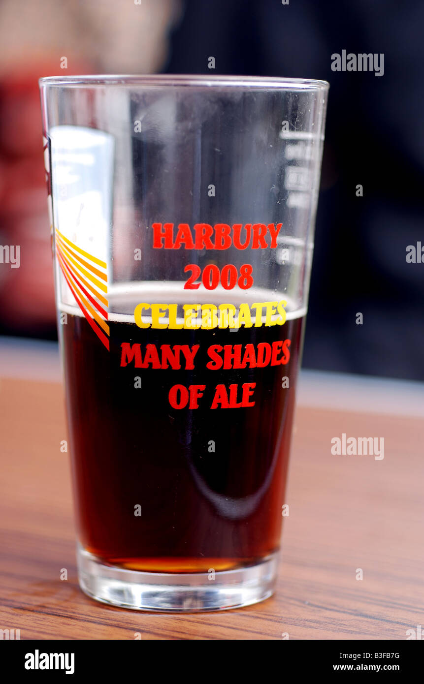 Glas Bier bei 2008 Harbury Bier Festival Warwickshire England UK Stockfoto