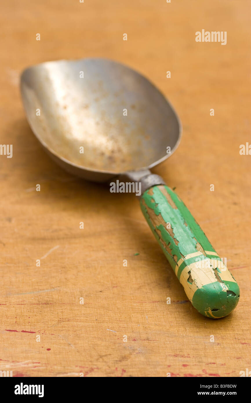 Ein altes Metall Kugel messen. Stockfoto