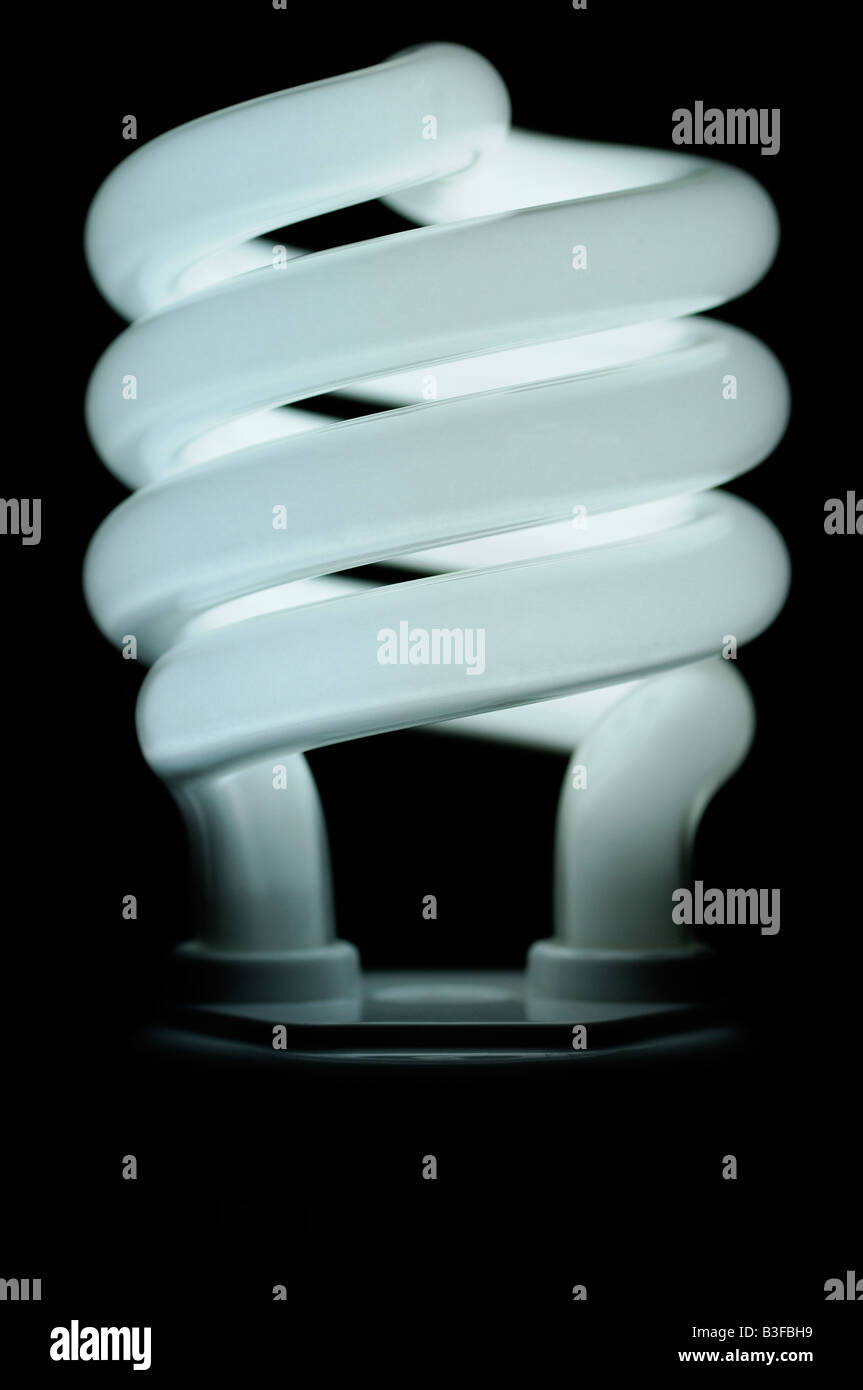 Energiesparende kompakte Leuchtstoff Glühlampe Nahaufnahme eine umweltfreundliche Alternative zu herkömmlichen Glühlampen Stockfoto