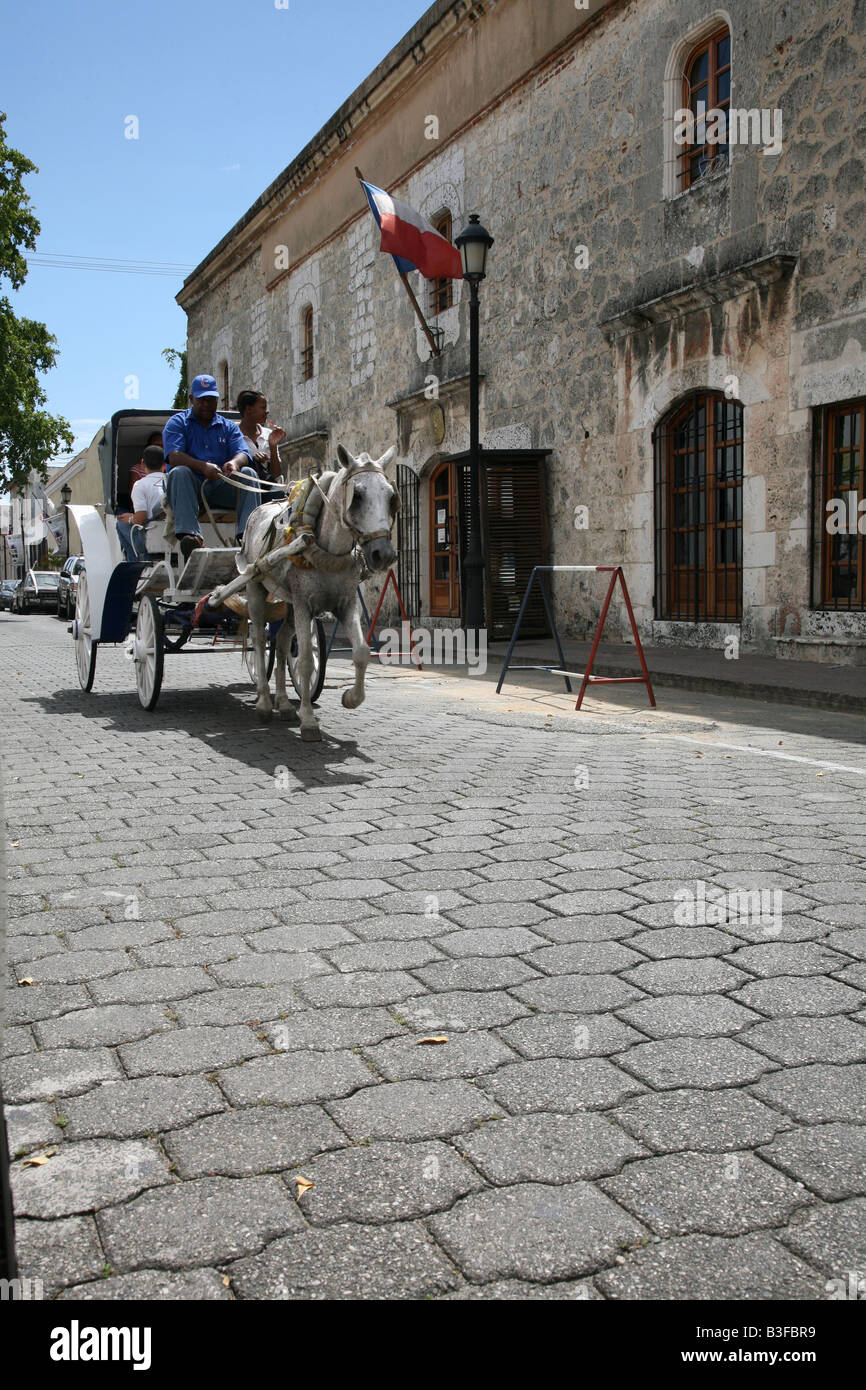 Pferd-Fahrzeug vorbei an dem Haus von Hernan Cortes in der Zona Colonial von Santo Domingo, Dominikanische Republik Stockfoto