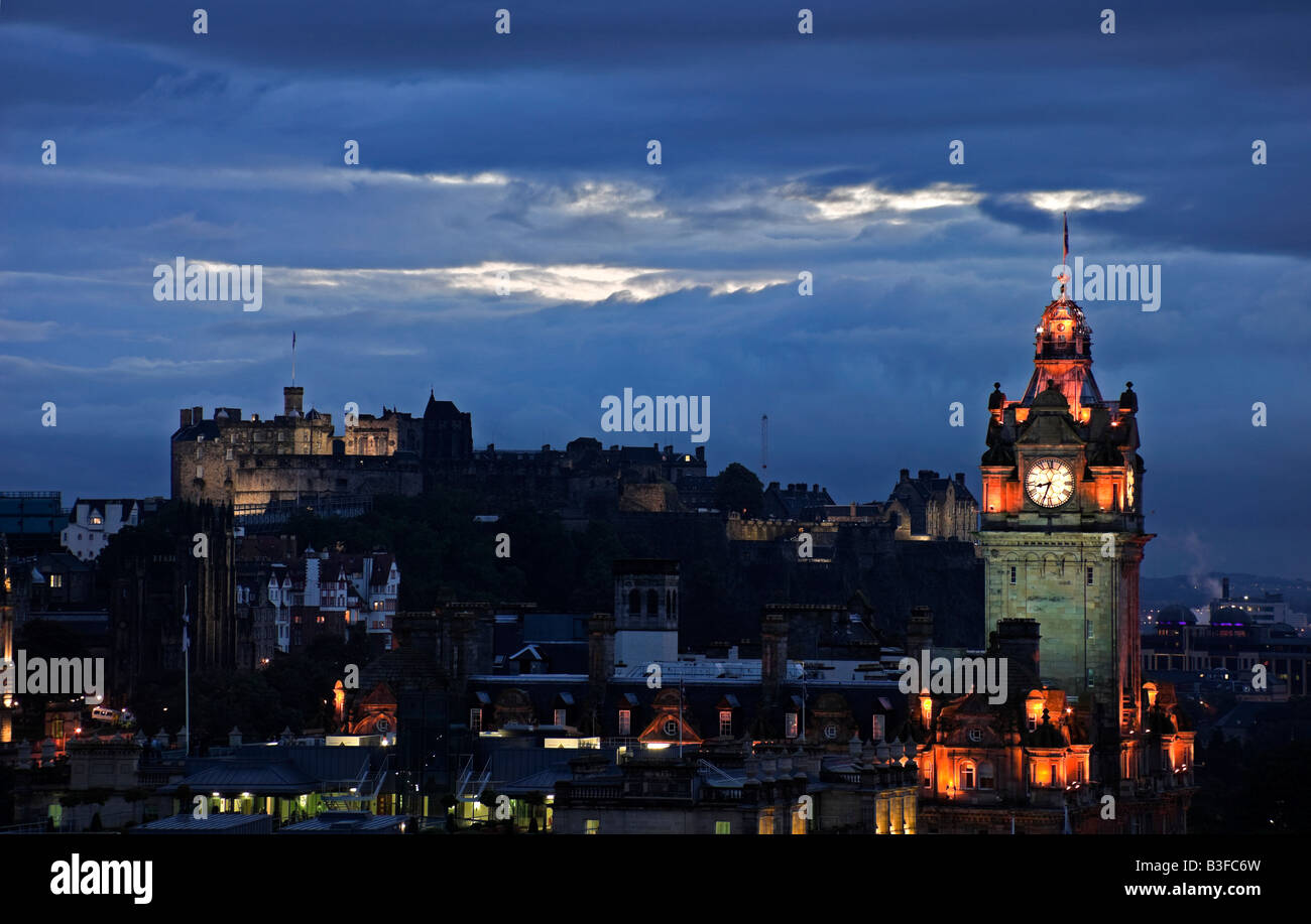 Skyline von Edinburgh mit beleuchteten Gebäuden an der Dämmerung, Schottland, UK, Europa Stockfoto