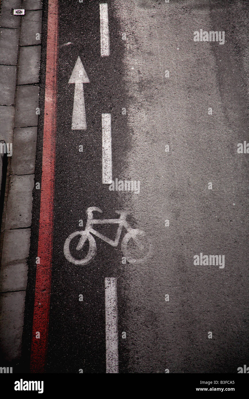 Über den Kopf Blick auf Fahrradweg und einzelne rote Linie Parken Einschränkung Stockfoto