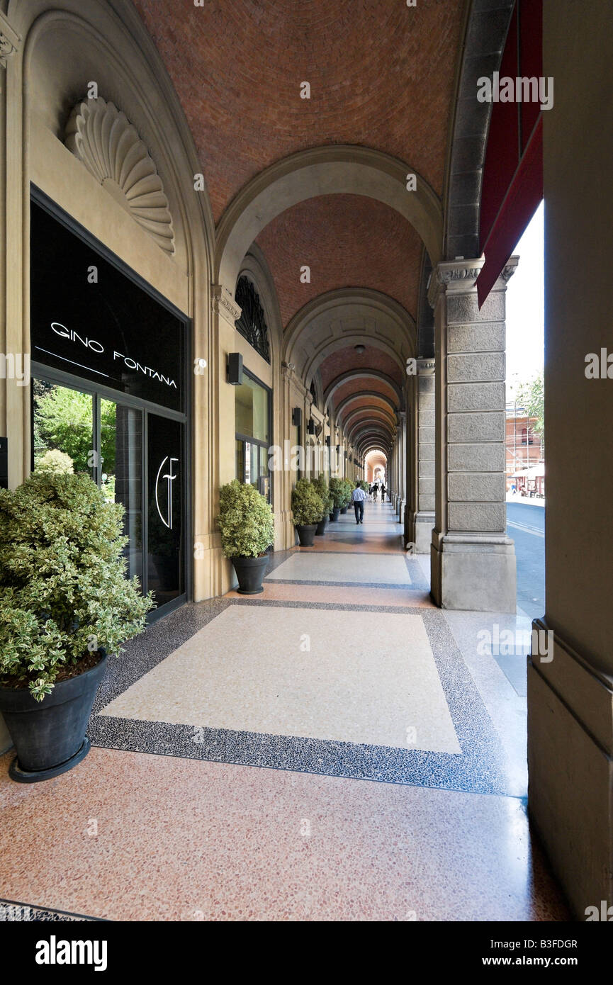 Exklusive Geschäfte in einem Portikus auf Via Farini im historischen Zentrum, Bologna, Emilia Romagna, Italien Stockfoto