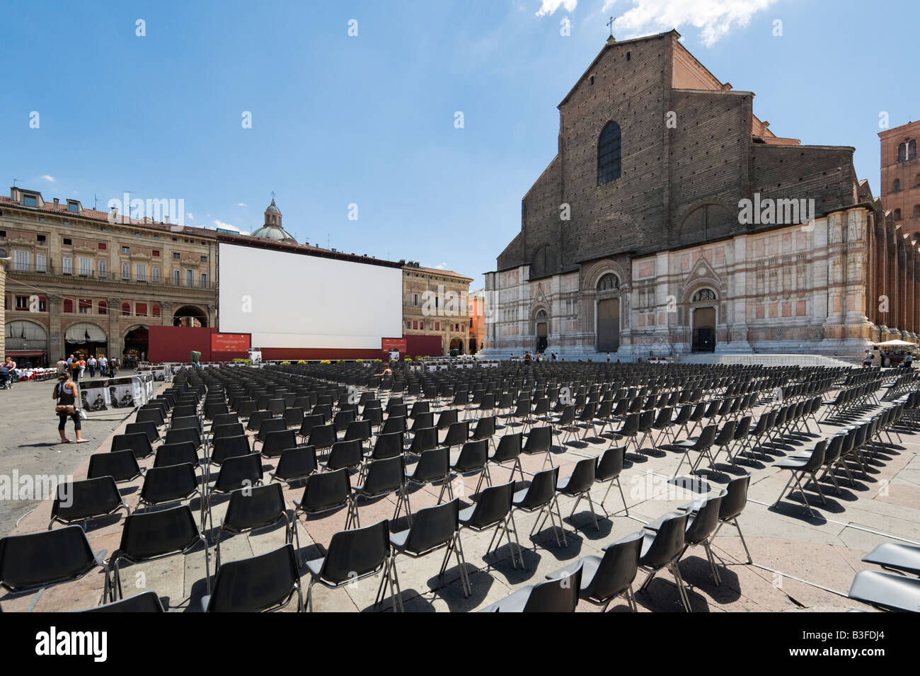 Open Air Kino mit der Kirche San Petronio hinter Piazza Maggiore im historischen Zentrum, Bologna, Emilia Romagna, Italien Stockfoto