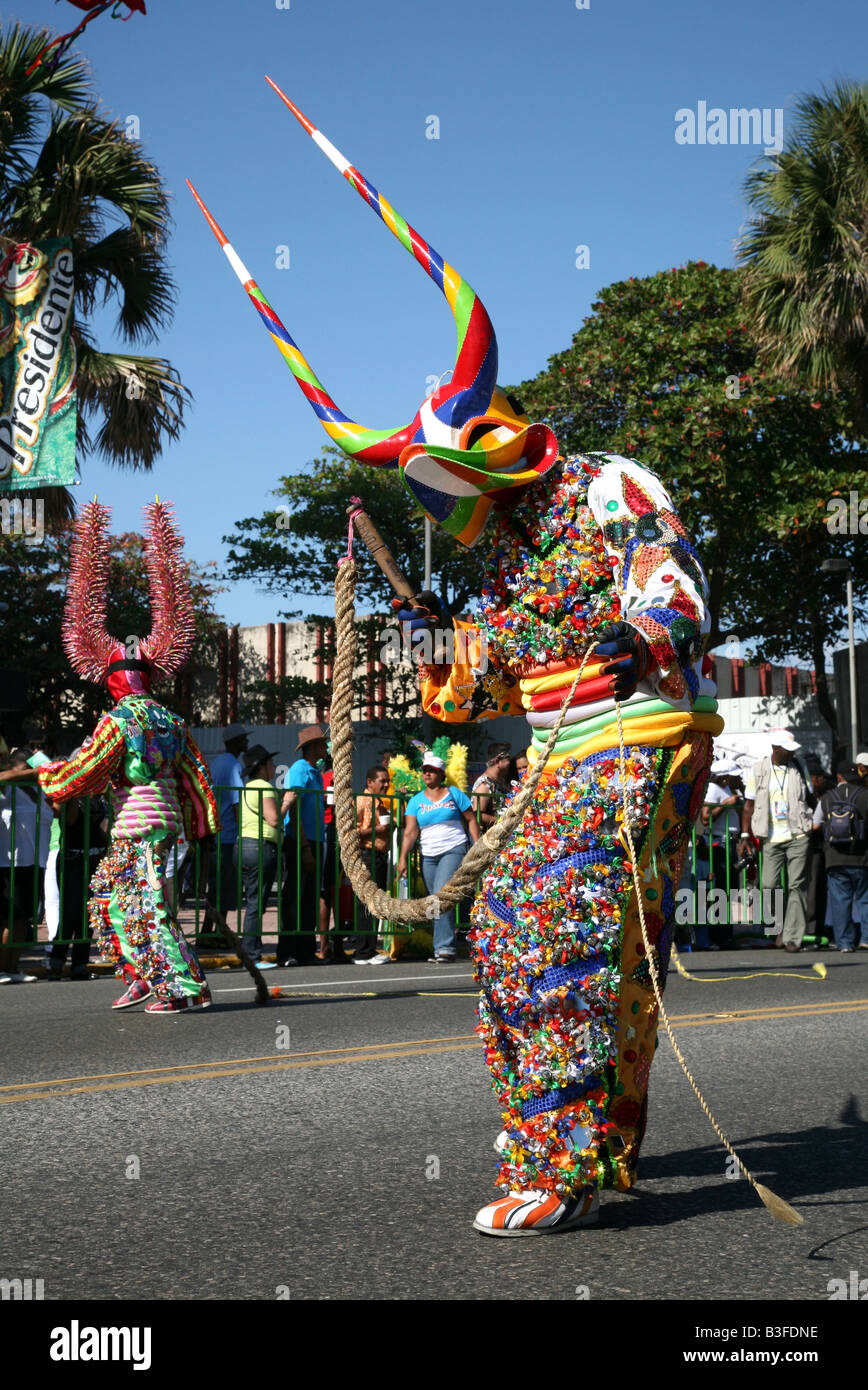 Karneval-Teilnehmer von Santiago verkleidet als Diablo Cojuelo durchführen während Karneval Santo Domingo, Dominikanische Republik Stockfoto