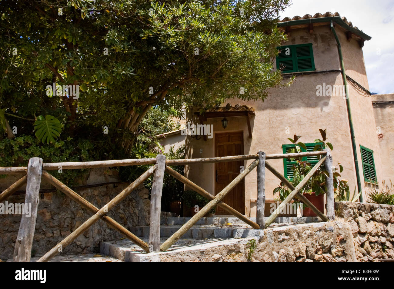 Bauernhaus mit Holzzaun befindet sich in der Stadt Deia auf der Insel