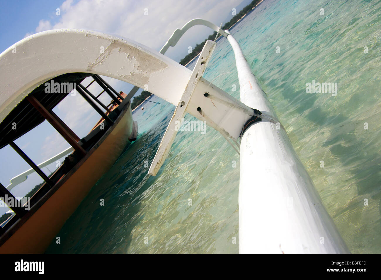 Dies ist ein Bild von einem traditionellen Boot liegen vor Anker am Strand Stockfoto