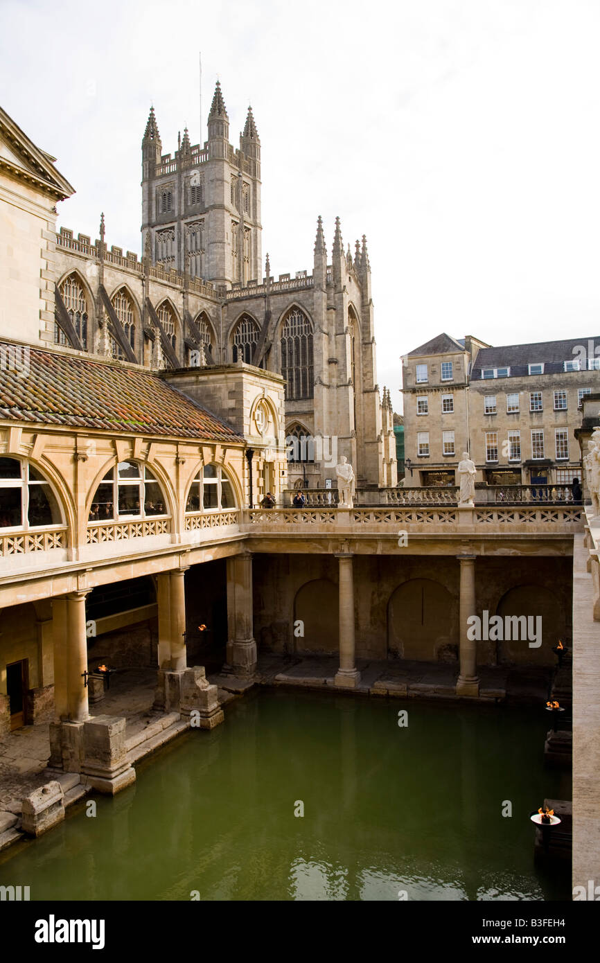Die römischen Bäder und Bath Abbey, Bath, England - eine ikonische Aussicht, die alte römische Architektur mit gotischem Kirchendesign verbindet. Stockfoto