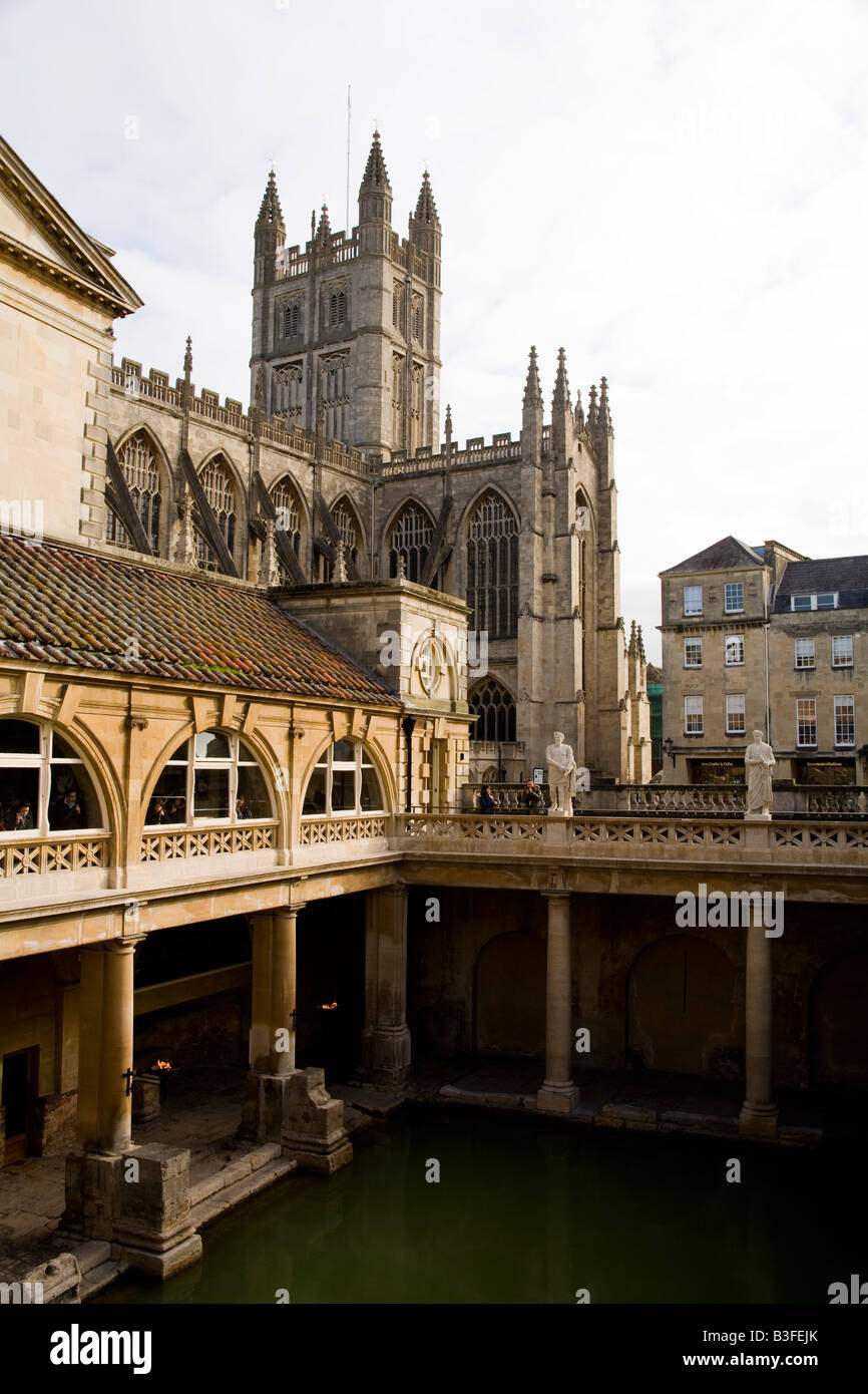 Die römischen Bäder und Bath Abbey, Bath, England - eine ikonische Aussicht, die alte römische Architektur mit gotischem Kirchendesign verbindet. Stockfoto