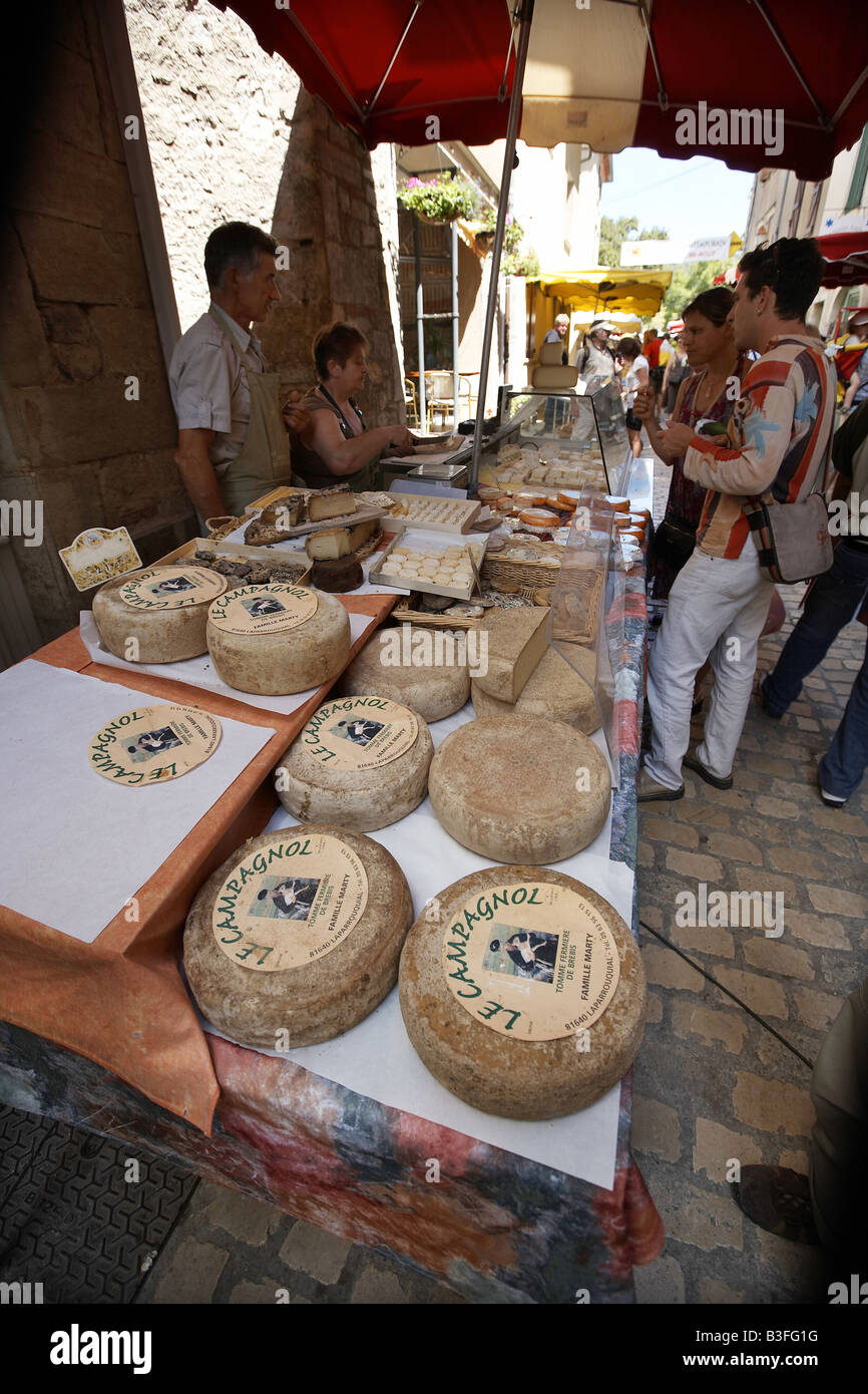 Stall Käse Markt Verkaufstag bei Saint Antonin Noble Val Aveyron France Stockfoto