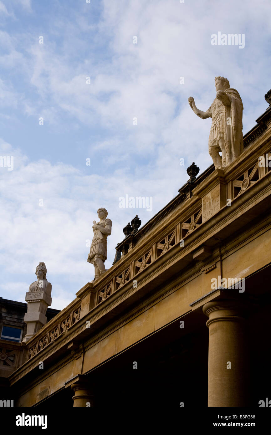 Römische Statuen auf der oberen Terrasse der römischen Bäder, Bath, England. Stockfoto